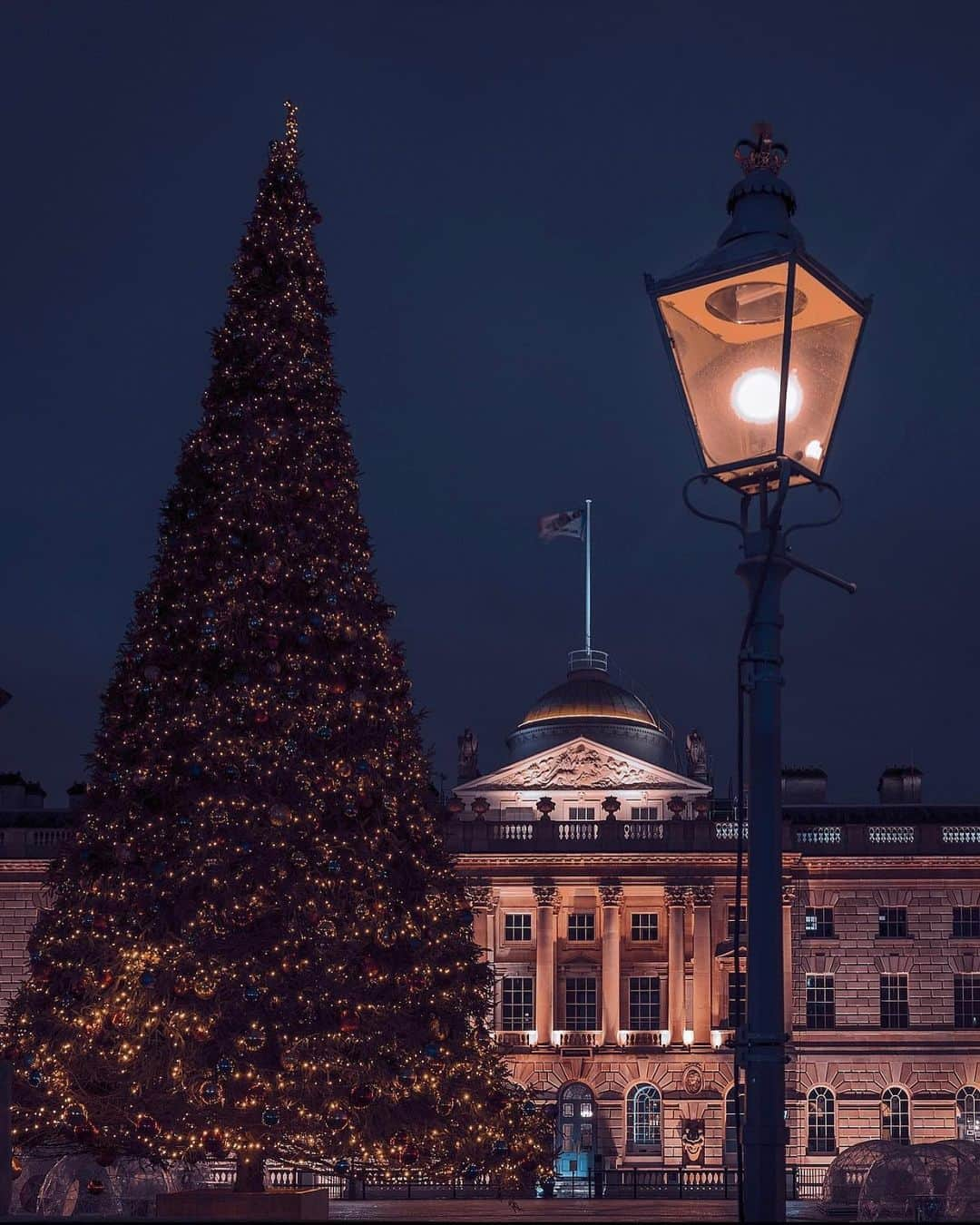 @LONDON | TAG #THISISLONDONさんのインスタグラム写真 - (@LONDON | TAG #THISISLONDONInstagram)「🎄🥰 A sleepy #SomersetHouse snapped by @justefe in the early hours! 🥰🎄 How beautiful is this scene?! 😱😍👇🏼  ___________________________________________  #thisislondon #lovelondon #london #londra #londonlife #londres #uk #visitlondon #british #🇬🇧 #londonchristmas」12月22日 18時18分 - london