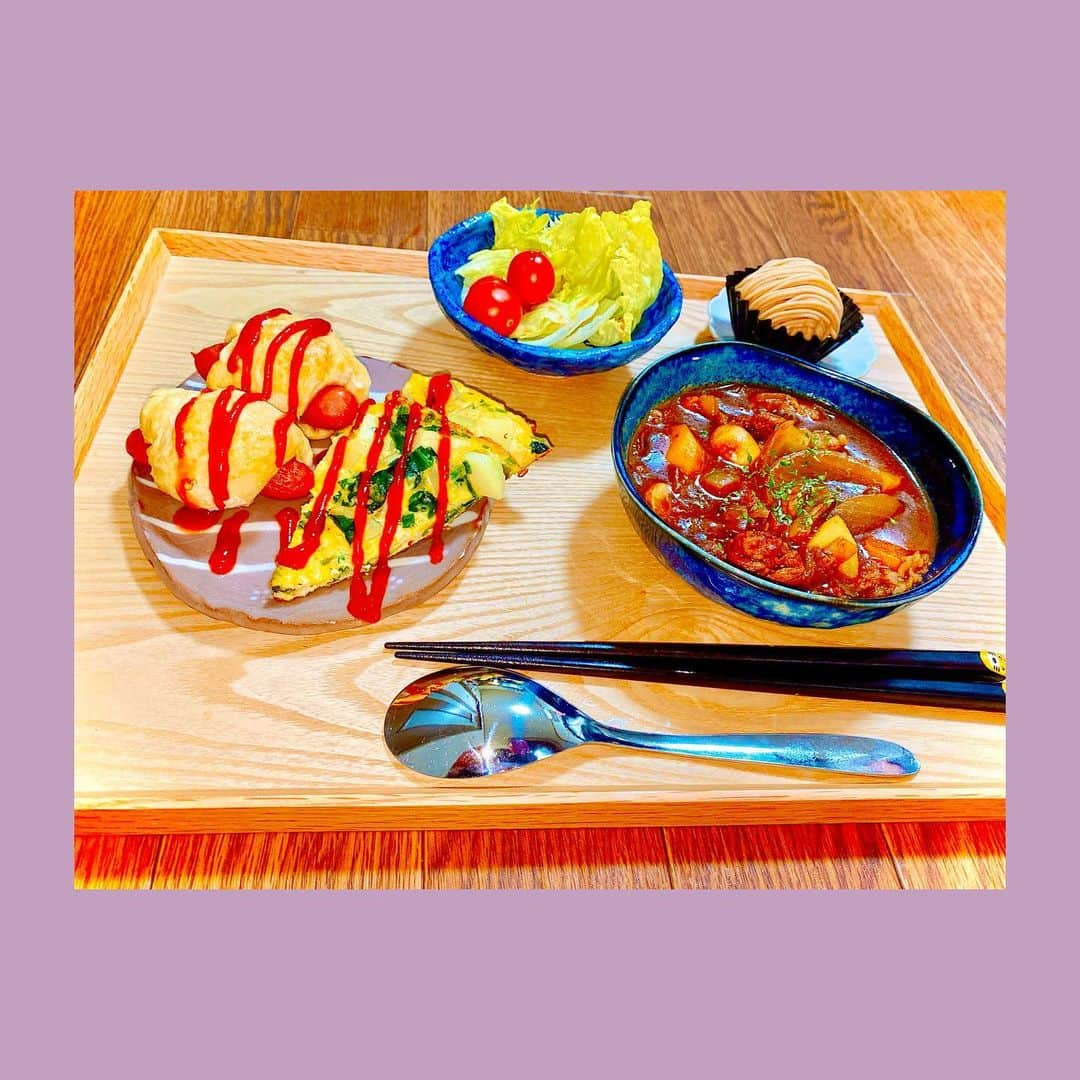 福島雪菜のインスタグラム：「今日の晩ごはん( ˶˙ᵕ˙˶ ) * ✧ビーフシチュー ✧HMでウインナーパン🥐 　（妹のリクエストでチョコパンも 　　作りました^ ^） ✧スパニッシュオムレツ 　（弟の大好物♡） ✧サラダ🥗 ✧モンブラン 　（この前、家族にお土産で買って 　　来たものの残り🍰） * * #手料理❤️ #おうちごはん」