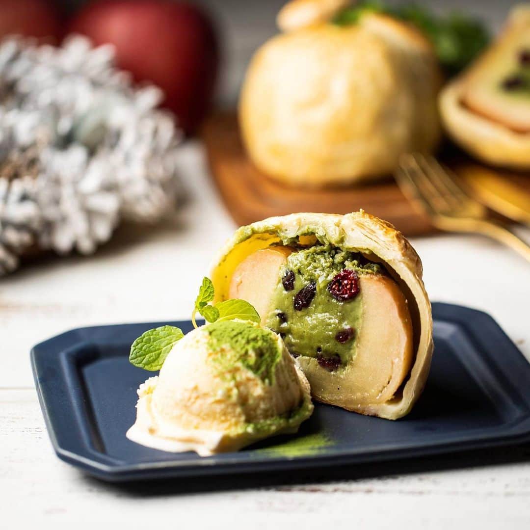 kyusai_kale_officialさんのインスタグラム写真 - (kyusai_kale_officialInstagram)「.﻿ こんにちは！﻿ ﻿ 今回はクリスマスパーティーにもおすすめのケールチーズのリンゴのパイ包みのレシピをご紹介します。﻿ ﻿ 焼きりんごとケールクリームチーズ、バニラアイスを一緒に食べるのが絶品な一品です。﻿ ﻿ 手が込んでそうに見えて簡単に作れるので、りんごの美味しい季節にぜひ作ってみてください。﻿ ﻿ ﻿ ✨材料✨﻿ 粉末ケール（ザ・ケール マイルド風味） 7g　﻿ りんご 2個﻿ 冷凍パイシート 2枚﻿ クリームチーズ 50g﻿ 砂糖 大さじ2﻿ クランベリー 10g﻿ 溶き卵 少々﻿ バニラアイス・粉末ケール お好みの量﻿ ミント 適量﻿ ﻿ ﻿ 1. オーブンは200℃に温め、冷凍パイシートを常温で解凍しておきます。りんごはよく洗い、芯の部分をくりぬきます。﻿ ﻿ 2. クリームチーズに粉末ケールと砂糖を入れてよく混ぜ、最後にクランベリーを加えて混ぜます。﻿ ﻿ 3. 2.を1.のりんごの芯の部分に詰めます。﻿ ﻿ 4. パイシートを薄く伸ばし、3.のりんごを包んでとじあわせ、上の部分に溶き卵をはけで塗ります。﻿ ﻿ 5. 200℃のオーブンで35分～40分焼きます。焦げそうな時はアルミをかけて焼き、バニラアイスとミントを添え、お好みで粉末ケールをかけて完成です。﻿  ﻿ ﻿ #キューサイ#青汁#ケール青汁#ケール#KALE#QSAI#ケールワーク#チョコレートケーキ#女子会#女子会レシピ#女子会メニュー#クリスマスレシピ#クリスマスメニュー#おうちクリスマス#クリスマス料理﻿ #クリスマススイーツ#クリスマススウィーツ#りんごのパイ包み#パイ包みレシピ#おうちクリパ﻿ #りんごスイーツ#スイーツ手作り#手作りスイーツ部」12月22日 18時11分 - kyusai_kale_official