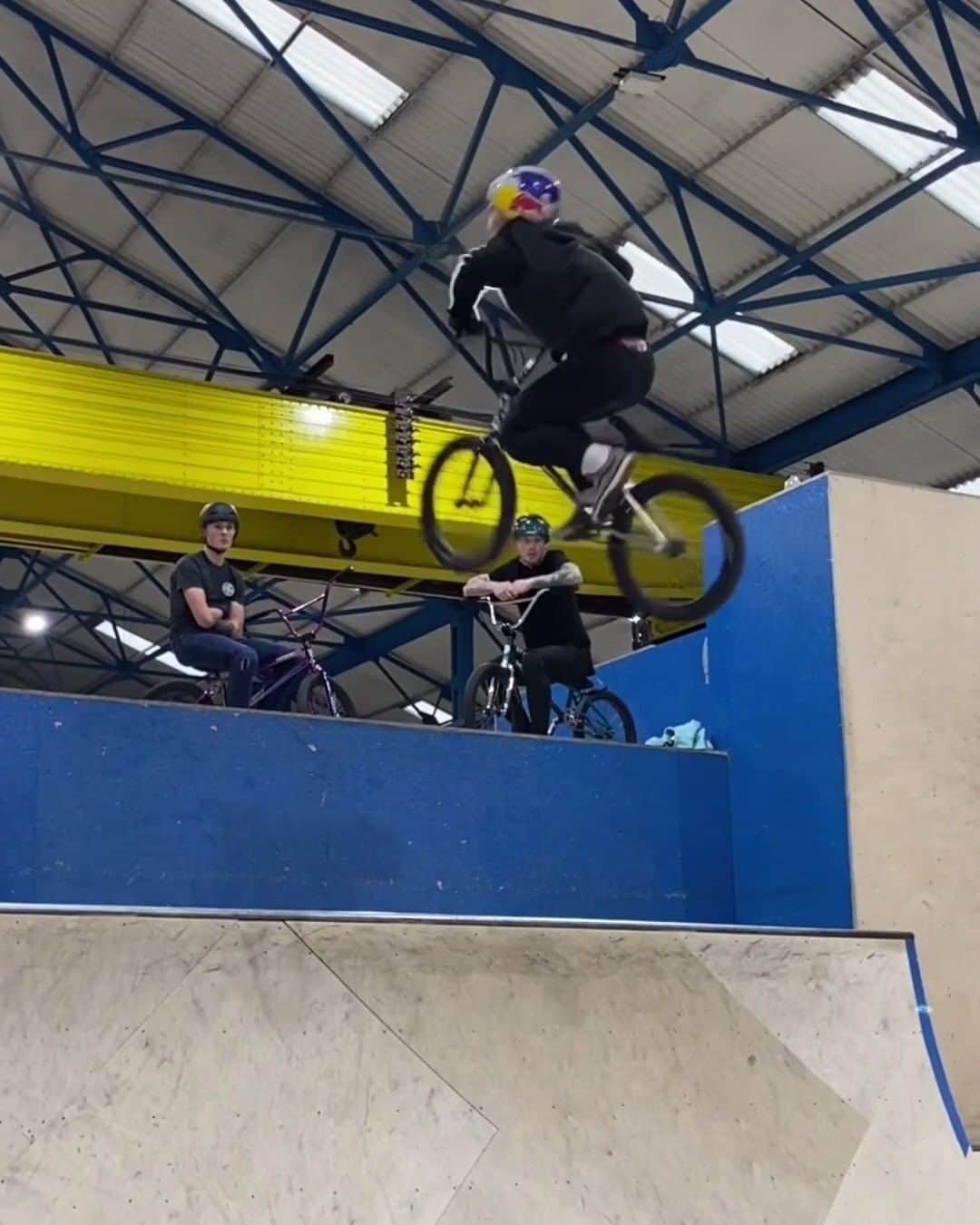 レッドブルのインスタグラム：「beast mode, activated ✅   🚲 🌪️ : @kieranbmxreilly  #redbull #givesyouwiiings #bmx #bikelife #fromwhereiride」