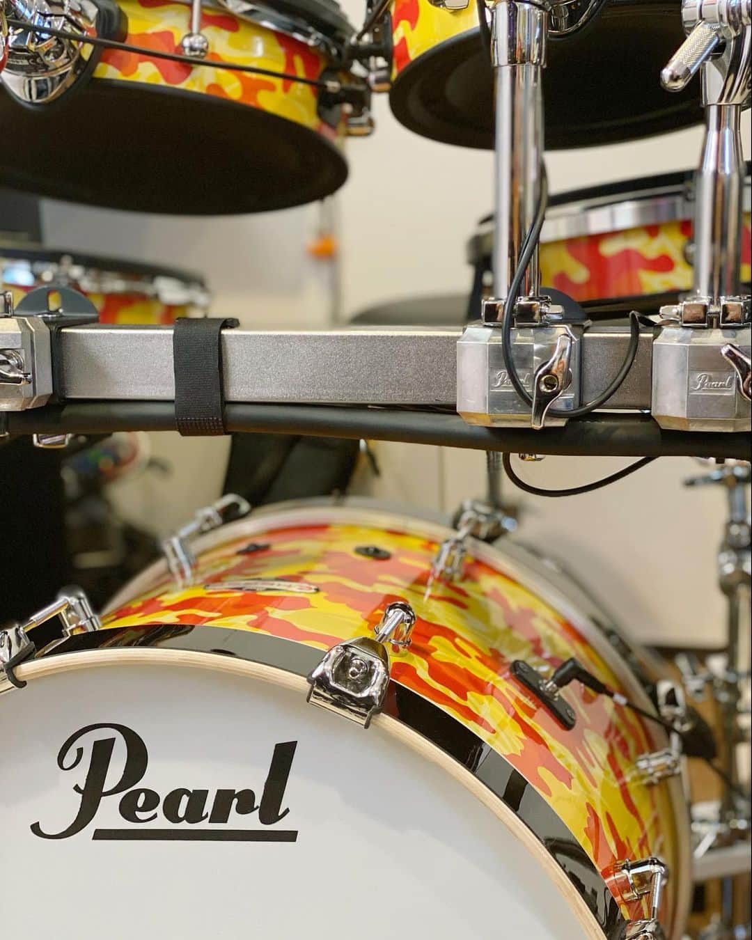 淳士のインスタグラム：「我が家に Pearl イーマージがやってきた‼️🥁﻿ ﻿ めちゃカッケ〜‼️😆ノ﻿ ﻿ バスドラがさ、バスドラのカッコしてるのよ✨﻿ ﻿ じっくり音作りしていこう( ´ ∀ ` )❤️﻿ ﻿ 毎日 Pearl の人に電話しよう( ´ ∀ ` )🤙﻿ ﻿ この部屋からたくさんの夢と希望を発信しよう( ´ ∀ ` )ノ🍊﻿ ﻿ I ❤️ Pearl ✨﻿ ﻿ I ❤️ drum🥁﻿ ﻿ I ❤️ 🍊✨﻿ ﻿ 🍊人❤️﻿ ﻿ ﻿ ﻿ #Pearl﻿ #drum﻿ #emerge﻿ ﻿ ﻿ ﻿ ﻿ ﻿ ﻿」