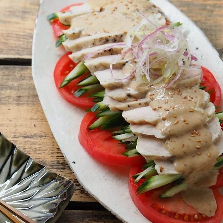 アルペンザルツ公式Instagramのインスタグラム：「レシピあり🐔🍴 「超絶しっとり自家製サラダチキン」の作り方 * 今回は、サラダチキンを使って棒棒鶏に！ カットして保存しておくと色々なお料理に使えますので便利です✨ パンに挟んだり野菜と和えたりして楽しんでみてください🙋 . なお、ハーブ入りのアルペンザルツでも美味しく仕上がりますので こちらも良かったら試してみてください!! * * 今回のレシピは、 @wappadegohann さんに作ってもらいました！ * [*Ryo*さんからのワンポイント] 余熱でゆっくり火を通すのでしっとり柔らかな仕上がりになります🙋 できるだけたっぷりのお湯で、 特に冬場は保温性の高い厚手の鍋を使われることをお勧めします☝️ * 仕上がり後すぐにカットされない場合は袋のまま冷蔵保存で。 冷蔵で3～4日で食べきってください。 * * ぜひ参考に作ってみてくださいね！ * * ∴♔∴∴♔∴ Ⓡ Ⓔ Ⓒ Ⓘ Ⓟ Ⓔ ∴♔∴∴♔∴ * * 「超絶しっとり自家製サラダチキン」 * 【材料】 鶏むね肉…350～400g アルペンザルツ…小さじ1 砂糖…小さじ1杯半 粗挽き胡椒…適量 * * 【作り方】 ①鶏むね肉の両面にフォークで数ヵ所穴をあける。 味が染み込みやすくなるのと火の通りを良くするためなので厚みのある所は念入りに。 * ②1に砂糖→アルペンザルツ→粗挽き胡椒の順番でまんべんなく擦り込んでいく。 * ③2を密閉できる保存袋に入れ空気を抜いて一晩冷蔵庫へ。 * ④3を常温にもどす。大き目の鍋にたっぷりの湯を沸かし常温に戻した3を袋のまま入れる。再沸騰したら火を止め、蓋をして冷めるまで放置。 * ⑤冷めたら食べやすい大きさにカットする。 * * #アルペンザルツ #塩 #美味しい塩 * #今日のごはん #手作りごはん #簡単レシピ #おかず #レシピ #食卓 #節約 #献立 #家庭料理 #節約生活 #自炊 #ランチ #家ごはん #時短レシピ #簡単レシピ #おいしい #料理 #美味しい #おうちごはん #手作り料理 #手料理 #料理好きな人と繋がりたい #塩レシピ #サラダチキン #ヘルシーレシピ」