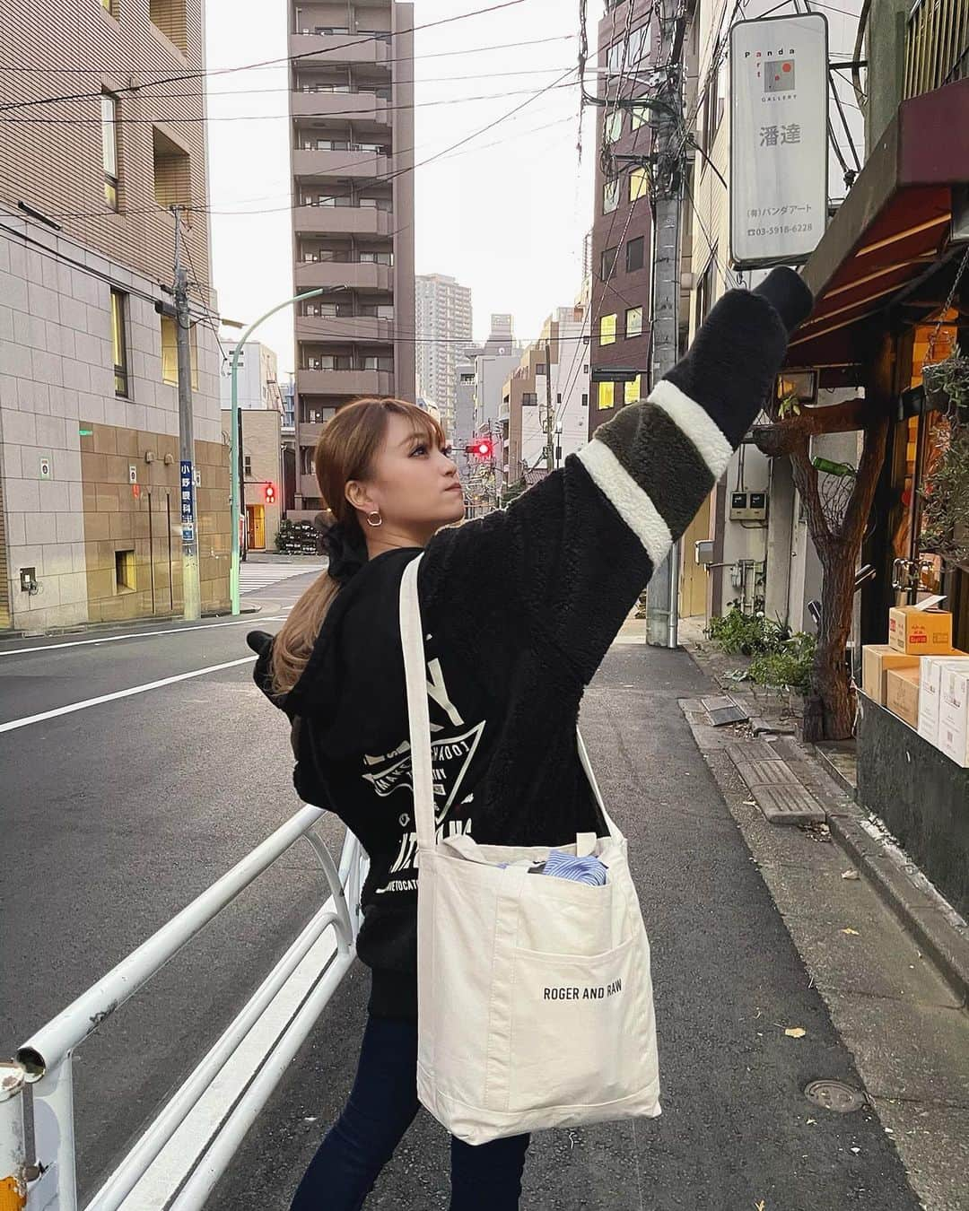 土屋怜菜（れいぽよ）さんのインスタグラム写真 - (土屋怜菜（れいぽよ）Instagram)「﻿ わんつーいやほいっ✌️🏼﻿ (カバンの中ぐちゃぐちゃとか触れないでね笑)﻿ ﻿ お洋服タグしてます☺️❤️﻿」12月22日 18時15分 - reipoyo_0411