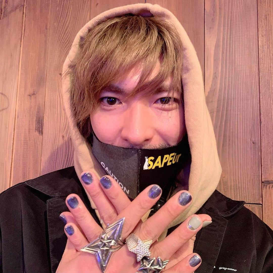 りんたろーさんのインスタグラム写真 - (りんたろーInstagram)「Newnail 💅  2020ネイルクイーンメンズ部門 受賞りんたろー。のネイルを担当する 最強ネイルサロン→ @nail.array   #早いし安いし　#何よりセンスがいい #親身になってネイルのデザインを #試行錯誤してくれる　#今回は #まもなく撮影があるので #美体グラビア　#支障が出ない #デザイン　#おとなしいけど #ちゃんとかわいい💕 #いつもTHX #りんたろーのインスタ見た #割引キャンペーン中らしい🤣 #みんなも是非🤪」12月22日 18時16分 - rin_the_sky