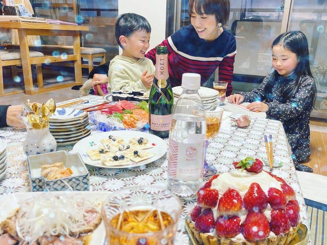 渡辺由布子さんのインスタグラム写真 - (渡辺由布子Instagram)「🎄🎁🎅🎂🥂🍗🍴  週末は家族でクリスマスパーティー⭐︎  私の母は“Sugar Lady”なので、物心ついた時から我が家のホームパーティーには @slcreations_official のメニューが食卓に並びます。 今年は孫たちの好物のフライドチキンと、大人向けに合鴨ロースト、鯖のスモーク、黒豆チーズのカナッペ、ポルチーニ茸ポタージュ、安納芋クリームブリュレ、 @eedun のミネラルウォーターなどがラインナップ！  一見手がこんでいるようで、実は解凍して温めて盛り付けるだけなので、改めて母は時短家事のプロだなぁ、と見直したクリスマスの1コマでした。  @slcreations_official﻿ @eedun  #slcreations #安心安全 #冷凍食品 #無添加 #エスエルクリエーションズ #おうちクリスマス #クリパ #ホムパ #ホームパーティー #簡単時短﻿ #年末年始 #christmas #xmas #christmaspresent #chrismasparty #pr」12月22日 18時26分 - watanabe_yuko