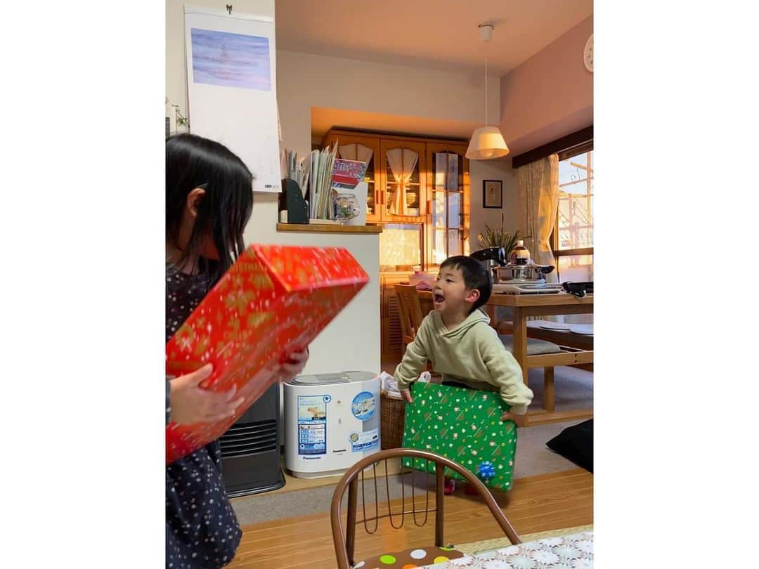 渡辺由布子さんのインスタグラム写真 - (渡辺由布子Instagram)「🎄🎁🎅🎂🥂🍗🍴  週末は家族でクリスマスパーティー⭐︎  私の母は“Sugar Lady”なので、物心ついた時から我が家のホームパーティーには @slcreations_official のメニューが食卓に並びます。 今年は孫たちの好物のフライドチキンと、大人向けに合鴨ロースト、鯖のスモーク、黒豆チーズのカナッペ、ポルチーニ茸ポタージュ、安納芋クリームブリュレ、 @eedun のミネラルウォーターなどがラインナップ！  一見手がこんでいるようで、実は解凍して温めて盛り付けるだけなので、改めて母は時短家事のプロだなぁ、と見直したクリスマスの1コマでした。  @slcreations_official﻿ @eedun  #slcreations #安心安全 #冷凍食品 #無添加 #エスエルクリエーションズ #おうちクリスマス #クリパ #ホムパ #ホームパーティー #簡単時短﻿ #年末年始 #christmas #xmas #christmaspresent #chrismasparty #pr」12月22日 18時26分 - watanabe_yuko