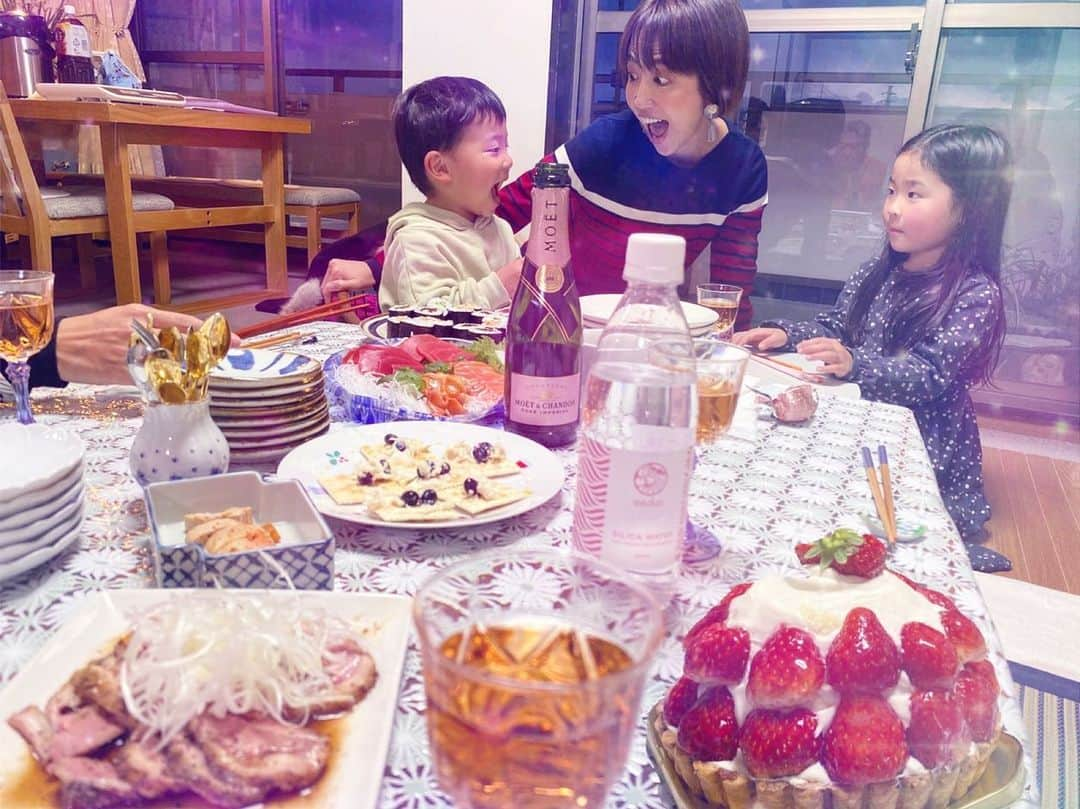 渡辺由布子さんのインスタグラム写真 - (渡辺由布子Instagram)「🎄🎁🎅🎂🥂🍗🍴  週末は家族でクリスマスパーティー⭐︎  私の母は“Sugar Lady”なので、物心ついた時から我が家のホームパーティーには @slcreations_official のメニューが食卓に並びます。 今年は孫たちの好物のフライドチキンと、大人向けに合鴨ロースト、鯖のスモーク、黒豆チーズのカナッペ、ポルチーニ茸ポタージュ、安納芋クリームブリュレ、 @eedun のミネラルウォーターなどがラインナップ！  一見手がこんでいるようで、実は解凍して温めて盛り付けるだけなので、改めて母は時短家事のプロだなぁ、と見直したクリスマスの1コマでした。  @slcreations_official﻿ @eedun  #slcreations #安心安全 #冷凍食品 #無添加 #エスエルクリエーションズ #おうちクリスマス #クリパ #ホムパ #ホームパーティー #簡単時短﻿ #年末年始 #christmas #xmas #christmaspresent #chrismasparty #pr」12月22日 18時26分 - watanabe_yuko