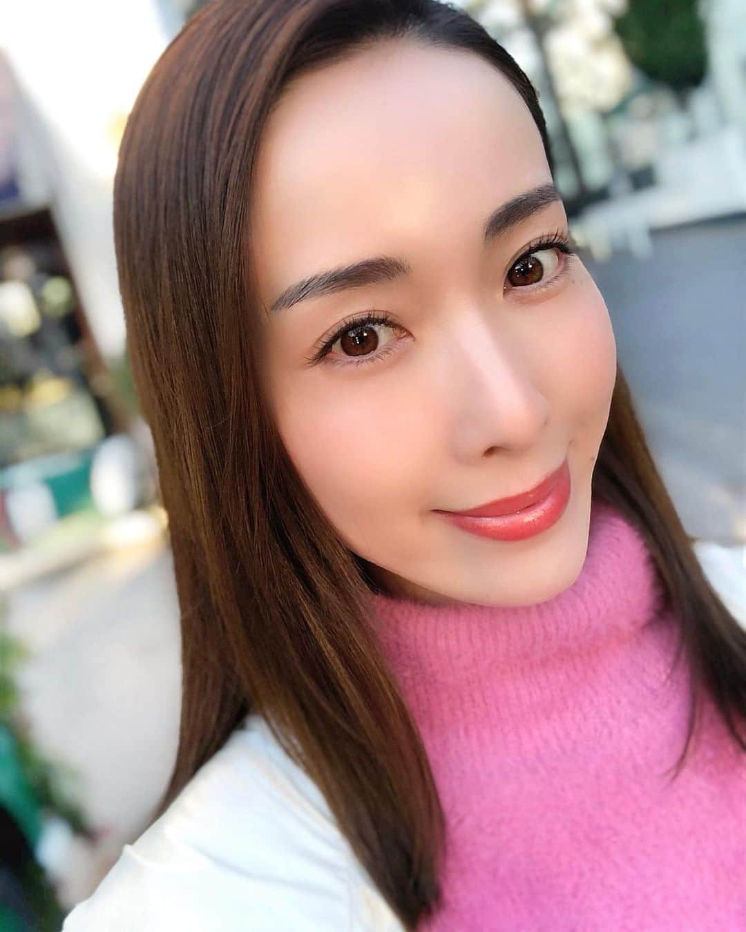 瀬戸早妃のインスタグラム：「今日の表参道はお天気も良くお散歩日和でした♪🚶‍♀️ . @eyecandy_omotesando  さんにてマツエクとHIFEをして頂きました🎀 . 私が愛してやまない、こちらのサロンさんのグートラッシュJカール✨ これが本当に自然で、とにかく長持ちして最高なのです👀💕 いつも綺麗にして頂き大感謝です♪ . HIFEは初回4,400円で受けられてその後もとても通いやすいお値段なので、月1回のペースで通う人も多いそうですよ🥰🔔  私のフォロワーさんも何名様か行ってくださったようで、ご報告DM💌頂いたり嬉しい限りです✨ . 私の大好きなサロンなので、皆さんにも気に入って頂けて本当に嬉しい💕 おすすめです🦢🌈 . #eyecandy #eyecandy表参道 #マツエク #グードラッシュ #hife #美容 #おすすめサロン #表参道サロン #アンチエイジング #beautysalon」