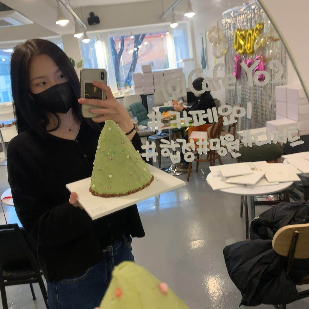 Ni Daのインスタグラム：「오랜만이쥬 😊  집에서 얌전히 잘 먹을게요 🎄🍰」