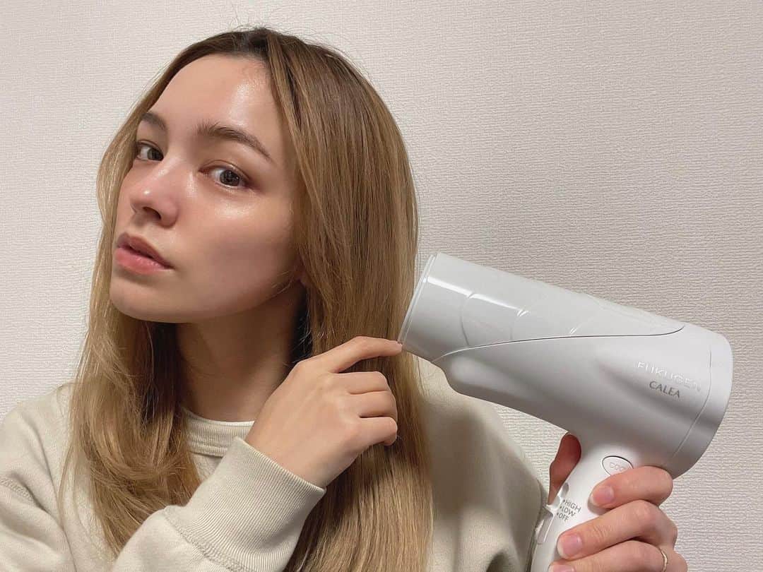 ステファニーのインスタグラム：「🌬🤍 年の終わり、風の時代スタートなので風だけに、 ドライヤーを新しくしました。 低温なのに速乾性があるという、髪に優しいもので、 遠赤外線の一種である育成光線というもので髪と地肌を温めて、乾かしながら水分も保ってくれるという、 髪の痛みに悩む私にはベストのアイテム…！！ そして更に目に当てると浮腫が取れたり、 首元に当てるとフェイスラインもスッキリするとか。 髪以外にも使えるなんて、最新の機能は凄いっ！ クリスマスプレゼントに誰かにあげよう♪ #復元ドライヤー #ホリデーギフト #ドライヤー #美容ドライヤー #美容家電 #PR #love #haircare #ヘアケア」