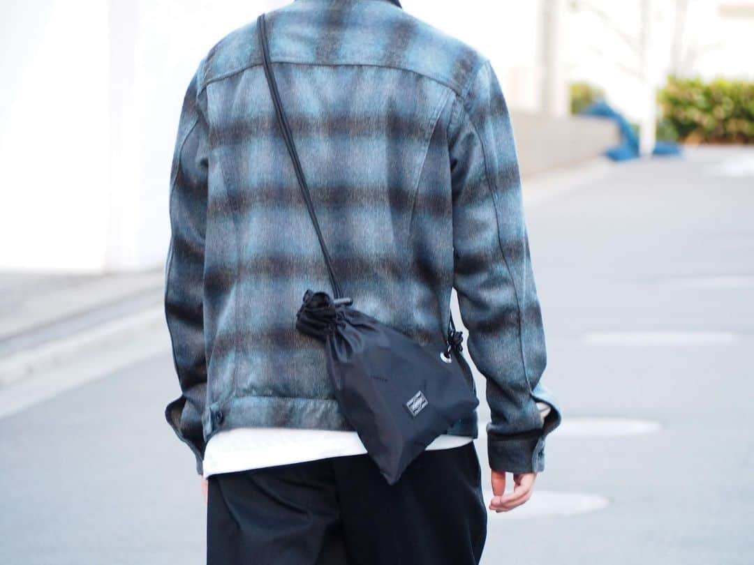 B JIRUSHI YOSHIDAのインスタグラム：「【REARRIVAL】 〈PORTER×B印 YOSHIDA〉 "巾着ショルダーポーチ S,M" ・ 〈B印 ヨシダ〉別注大人気アイテムの巾着ショルダーポーチのS,Mサイズをご紹介します。 ・ 素材には、程よい光沢感と耐久性のある高密度ナイロンを採用。 それぞれの巾着の色に合わせたPORTERロゴやカラビナなど、別注アイテムらしい仕上がり。 ・ ミニウォレットやスマートフォンなど身の回りの荷物を収納するのにオススメなSサイズ。 長財布やサングラスケース、ハンカチなど、お出掛け時に必要な荷物を収納出来るMサイズ。 オールシーズン使用できるショルダーポーチです。 ・ COLOR:BLACK,NAVY,CHARCOAL,BROWN 【S】¥7,000+TAX 【M】¥8,500+TAX ・ #bjirushiyoshida #B印YOSHIDA #代官山 #daikanyama #TOKYO #BEAMS #ビームス #yoshidakaban #吉田カバン #ポーター  #porter #비지루시요시다 #도쿄 #다이칸야마 #빔스 #빔즈 #포터 #데일리룩 #백팩 #b印yoshidalineup」
