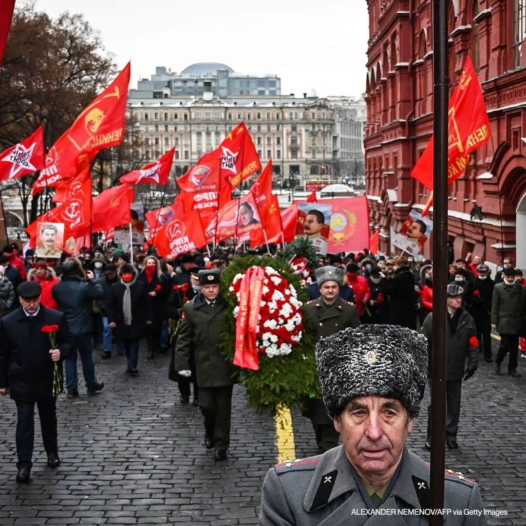 ABC Newsさんのインスタグラム写真 - (ABC NewsInstagram)「Russian Communist party supporters march to lay flowers to the tomb of late Soviet leader Joseph Stalin during a memorial ceremony to mark the 141st anniversary of his birth at Red Square in Moscow on December 21, 2020. While historians blame Stalin for the deaths of millions in purges, prison camps and forced collectivization, many in Russia still praise him for leading the Soviet Union to victory over Nazi Germany in World War II. #russia #stalin」12月22日 18時30分 - abcnews