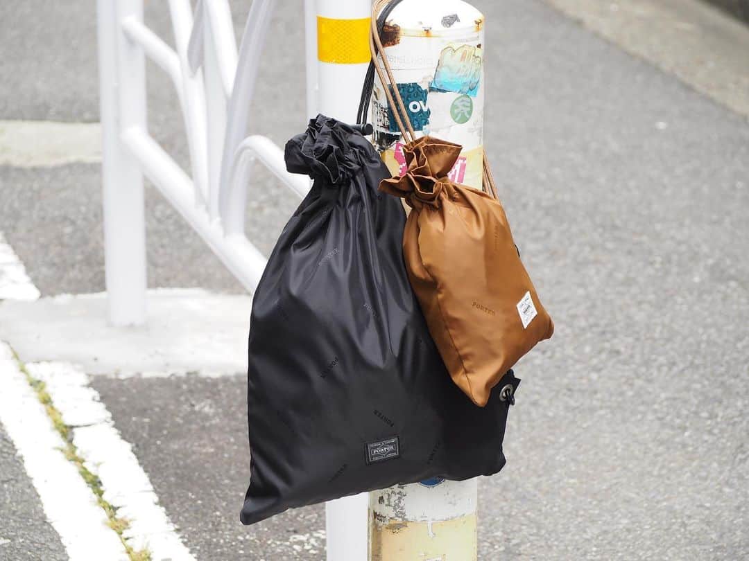 B JIRUSHI YOSHIDAのインスタグラム：「【REARRIVAL】 〈PORTER×B印 YOSHIDA〉 "巾着ショルダーポーチ S,M" ・ 〈B印 ヨシダ〉別注大人気アイテムの巾着ショルダーポーチのS,Mサイズをご紹介します。 ・ 素材には、程よい光沢感と耐久性のある高密度ナイロンを採用。 それぞれの巾着の色に合わせたPORTERロゴやカラビナなど、別注アイテムらしい仕上がり。 ・ ミニウォレットやスマートフォンなど身の回りの荷物を収納するのにオススメなSサイズ。 長財布やサングラスケース、ハンカチなど、お出掛け時に必要な荷物を収納出来るMサイズ。 オールシーズン使用できるショルダーポーチです。 ・ COLOR:BLACK,NAVY,CHARCOAL,BROWN 【S】¥7,000+TAX 【M】¥8,500+TAX ・ #bjirushiyoshida #B印YOSHIDA #代官山 #daikanyama #TOKYO #BEAMS #ビームス #yoshidakaban #吉田カバン #ポーター  #porter #비지루시요시다 #도쿄 #다이칸야마 #빔스 #빔즈 #포터 #데일리룩 #백팩 #b印yoshidalineup」