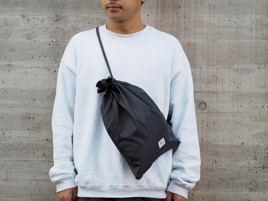 B JIRUSHI YOSHIDAのインスタグラム：「【REARRIVAL】 〈PORTER×B印 YOSHIDA〉 "巾着ショルダーポーチ S,M" ・ 〈B印 ヨシダ〉別注大人気アイテムの巾着ショルダーポーチのS,Mサイズをご紹介します。 ・ 素材には、程よい光沢感と耐久性のある高密度ナイロンを採用。 それぞれの巾着の色に合わせたPORTERロゴやカラビナなど、別注アイテムらしい仕上がり。 ・ ミニウォレットやスマートフォンなど身の回りの荷物を収納するのにオススメなSサイズ。 長財布やサングラスケース、ハンカチなど、お出掛け時に必要な荷物を収納出来るMサイズ。 オールシーズン使用できるショルダーポーチです。 ・ COLOR:BLACK,NAVY,CHARCOAL,BROWN 【S】¥7,000+TAX 【M】¥8,500+TAX ・ #bjirushiyoshida #B印YOSHIDA #代官山 #daikanyama #TOKYO #BEAMS #ビームス #yoshidakaban #吉田カバン #ポーター  #porter #비지루시요시다 #도쿄 #다이칸야마 #빔스 #빔즈 #포터 #데일리룩 #백팩 #b印yoshidalineup」
