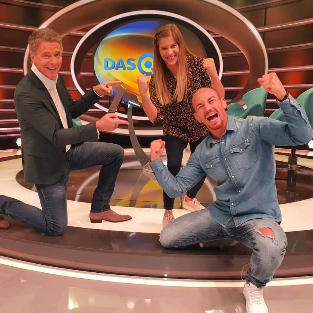 エリザベト・ザイツのインスタグラム：「NEUE SENDEZEIT / TV TIPP:   Heute, 22.12.2020,  16:10 Uhr 'Das Quiz' im ARD Fernsehen (als letztes Quiz-Paar)   Morgen, 23.12.20202,  16:10 Uhr in der ARD (komplette Sendung)   Das Quiz mit Jörg Pilawa   @joerg.pilawa @frankstaebler @ard #quizshow #me #eliseitz #nationalteam」