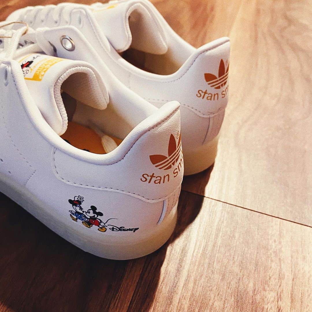 i_am_romikoのインスタグラム：「ABC MART限定 adidas originalsとDisneyとの新作コレクション❤️ 可愛いミッキーとミニーちゃんが❤︎ これ履いてディズニーランド行きたいな！ . . ABCマート限定で19日から発売されたみたいです！ Xmasプレゼントに🎁 . . #createdwithadidas#disney#abcmart#ABCマート#ディズニー#クリスマスプレゼント#xmasプレゼント」