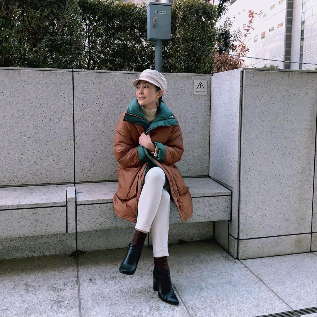 田中美里のインスタグラム：「最近、ほんとに寒い。  eyeronim のリバーシブルダウン。 ショート丈にもなって 4wayで着れる優れ物。  #eyeronim  #jinnobeatshitecassie」