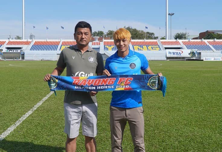 大久保剛志のインスタグラム：「2ed leg 2020 I play in Rayong FC.  I exciting come back T1.  I will do the Best.  Please cheer Rayong FC & Goshi.  後期はRayong FCでプレーさせて頂きます。 5年ぶりのタイリーグ1復帰です。 この舞台で再びプレーする事を目指してやってきました。  前期のNavy FCでの活躍を評価して頂き、本当に嬉しく思います。  タイリーグのホームページのTopを始め、沢山のメディアに取り上げて頂きました。 嬉しいですね。  8/2にバンコクでアカデミーを開校し、子供達から沢山のパワーをもらっています。 開校当初はオフの度にアカデミーを訪れて指導をしていましたが、筋肉に痛みがあり、治療に専念する為に、なかなか行けない日が続きました。 そんな時でも、子供達や保護者の方々が暖かく見守って頂き、  最近全然来なくなったね、などの声を聞くことはありませんでした。 それどころか、わざわざスタジアムに駆けつけてくれて会いに来たよ、と力を与えてもらいました。  この子達に情けない姿を見せるわけにいかない。 そんな思いが、1つ1つのプレーに自然に現れるようになったのだと思います。  この年齢でのT1復帰。 そんな簡単な事ではないのはよく知っています。 だからこそ、僕にもまだまだ伝えれるものはあると思います。  現在ラヨーンFCは降格圏内にいます。 目標はただ一つ。  "T1に残留させる"  途中から就任された日本人監督、滝監督がどんどん勝ち点を積み上げています。 滝監督の元で全力でチームの勝利の為にプレーします。  バンコクでの試合も多くあります。 ムアントン、Port FC、バンコクユナイテッド戦など。  是非タイにお住まいの方、ラヨーンFCの応援をお願い致します。  目標達成する為に、いつものように全力で駆け抜けます。  "あきらめないで  追い続ける"  ※この年齢でこの髪色はありえないですね。ただ、今までの僕の経緯が分かる方には覚悟、想いが伝わると思います。 タイでプレーしてるこの色の日本人選手も同じ想いなのではないかと思います。  #RayongFC」