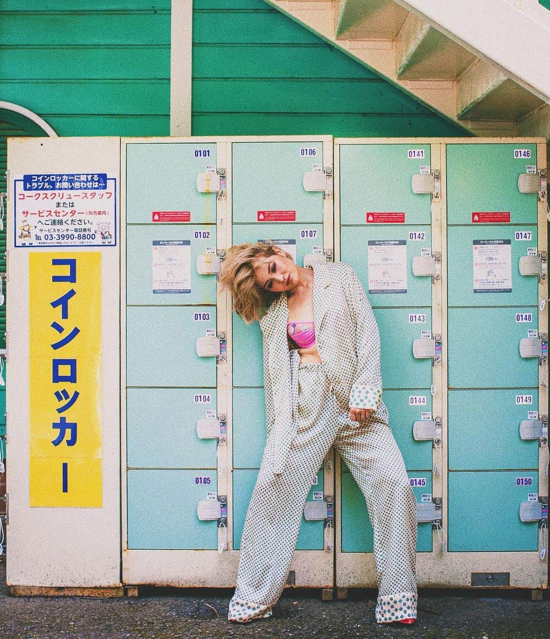 HARUKA MUTOのインスタグラム：「Kyoto WS📣📣📣 年末12/30(水)20:00-21:30 FLY DANCE STUDIOにてWSします✌️  年内ラスト皆と踊り納めできたらなと思ってます。 今年は大変な事辛い事ありすぎたけれど、最終笑って今年を終えれたら最高やんって🙌🏽 めちゃくちゃ良い時間にしよう🤍 初めましての方もお馴染みの方も是非遊びにきてねっ👌何しよっかな〜🍊 人数制限があるので早めの予約お願いします！ マスクも必須でお願いします🙏  来年DFLYのSP Numberも12/30に参加募集締め切りです。迷ってる人はWS受けてから決めるもokです！ ちなみに作品の音源最高にアガるの完成したよ。 初心を大切に踊り続けようと思いを込めた音たち。 楽しみすぎるし楽しみにしてて🔥 @flydancestudio.jp  #dfly #flydancestudio #dance #workshop #harukamuto」