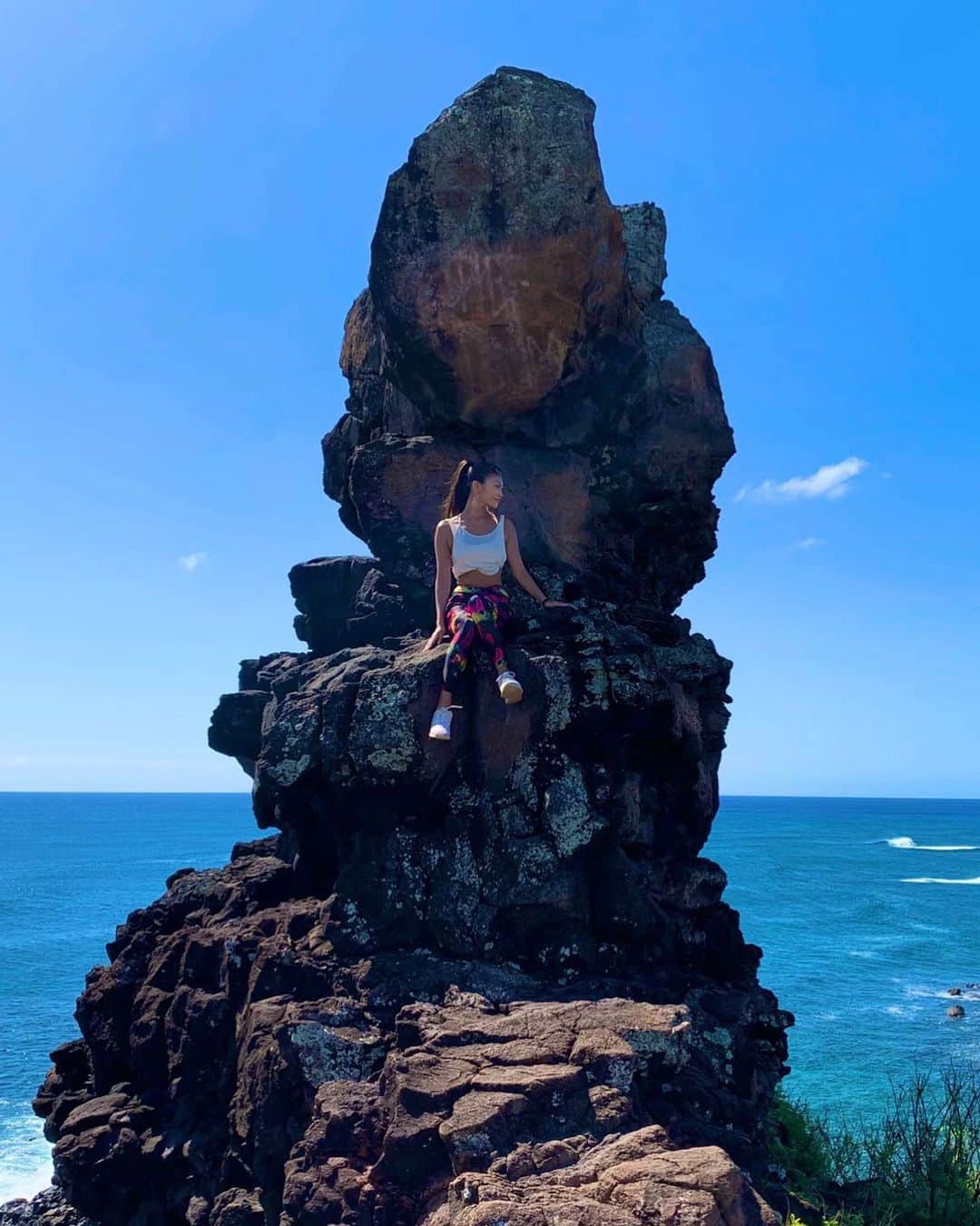 SAORIのインスタグラム：「青い海が恋しいよぉ🏖 太陽と海の最高なバランス🌊☀️❤️ ハワイにあるペレの椅子。 座ってみたかったんだー♡♡♡ 今日も脳みそがフニャフニャ🧠になるまで 仕事頑張った💻はず← #saotraveltheworld . ✾ #水着 #ビキニ #ビキニ女子 #海好きな人と繋がりたい #夏好きな人と繋がりたい #夏女 #bikini #東京 #tokyo #港区 #高身長女子 #model #モデル #influencer #インフルエンサー #instagramer #インスタグラマー #ambassador #アンバサダー #フリーモデル #ポートレートモデル #カメラマンさんと繋がりたい #ポトレ #ポトレのセカイ #ビジョラダ #美女jp #ビジョフォ #ビジョナビ」