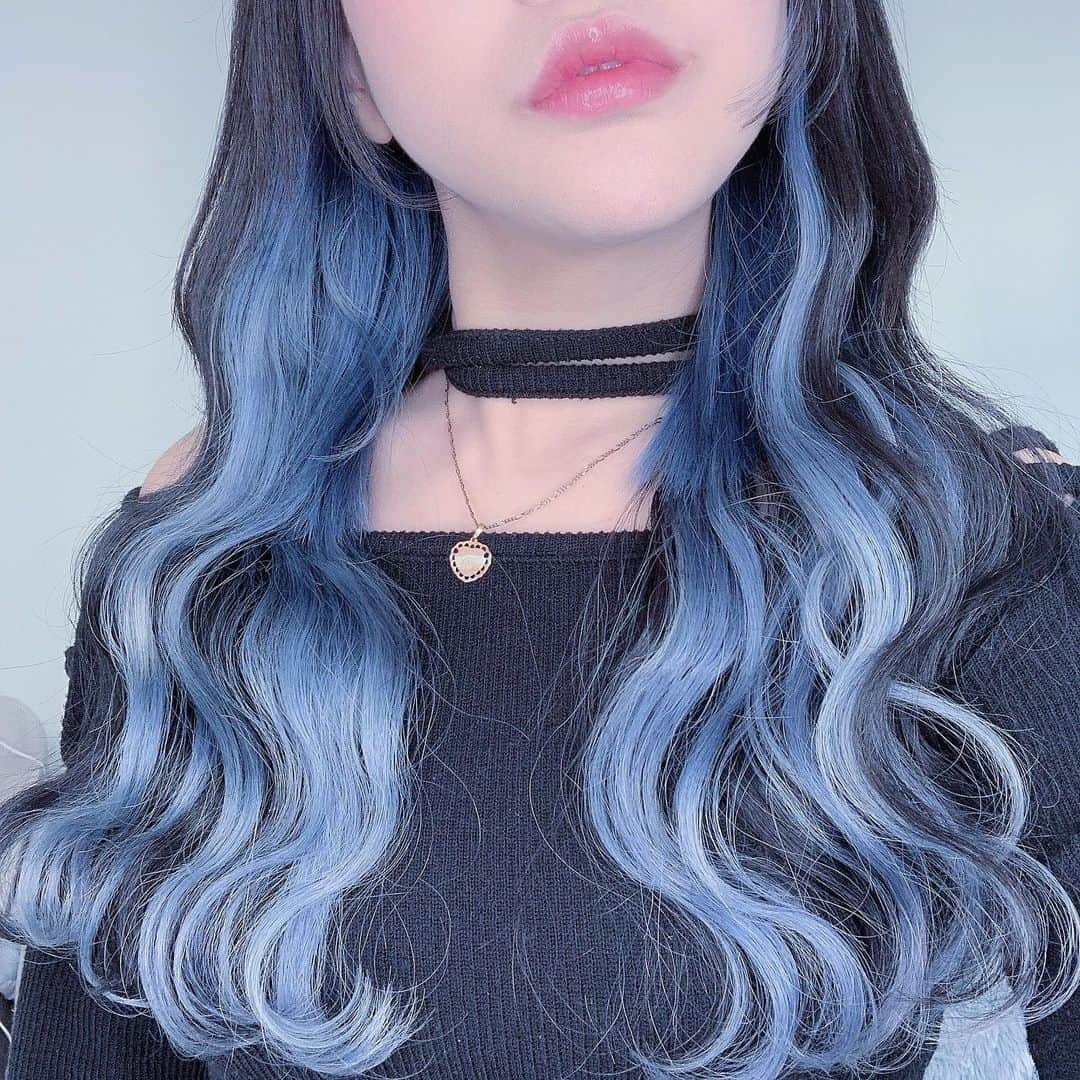 ねおきまこのインスタグラム：「青  . . .  #bluehair #ブルーカラー #ブルーヘアー  #インナーカラー」