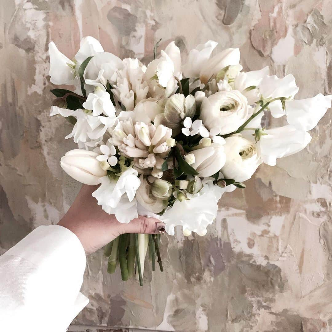 Florist.janeさんのインスタグラム写真 - (Florist.janeInstagram)「지난 주말 화이트 그린 믹스 부케 🪴 #블스부케   .  . . . . . . . .  부케 문의시 참고사항 🍃 부케 주문 방법은 2가지 이며 본식부케세트 ,촬영부케로 나뉩니다. . . 🙏🏻본식 부케 세트는 부케1 부토니아1 양가부모님코사지4 사회자 주례자 코사지2 (사회자 주례자 코사지는 서비스이므로 제외하셔도 견적금액은 동일합니다.) 🍃🍃 . . 🙏🏻촬영부케 부케1부토니아1  블로그 또는 인스타그램에서 블스부케 태그 들어가시면 더 많은 샘플을 보실 수 있으며 원하시는 부케 캡쳐후 카카오톡으로 문의주시면 더욱 빠른 상담이 진행됩니다.💕 . . . . . #블루밍스완 #본식부케 #웨딩부케 #부케 #일상 #결혼식 #결혼스타그램 #결혼선물 #부케추천 #겨울부케 #겨울예식 #예신 #웨딩촬영 #촬영부케 #논현동꽃집 #강남꽃배달 #꽃배달 #결혼기념일 #프로포즈 #웨딩드레스 #flowers #wedding #bouquet #꽃선물」12月22日 18時38分 - jane.florist