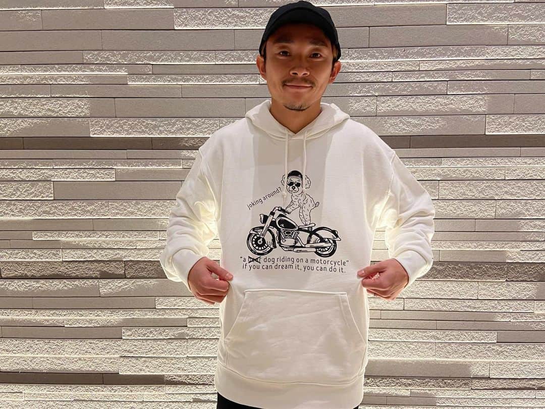 阿部浩之さんのインスタグラム写真 - (阿部浩之Instagram)「. パーカーも欲しいとリクエストがあったので愛犬をモチーフに作ってみました🐶  アベチャンTシャツはありがたいことに即完売したのでみなさんパーカーもお早めに😎🙇‍♂️笑  ストーリーにURL載せまーす！  【イレブンアサイド ストア】で検索🔍 #11aside#イレブンアサイド #11asidestore#イレブンアサイドストア#阿部浩之#あべちゃん#アベチャン#名古屋グランパス#名古屋#grampus#サッカー#soccer#football#jリーグ#パーカー#グッズ#クリスマス#プレゼント」12月22日 18時42分 - abe_hiroyuki_official