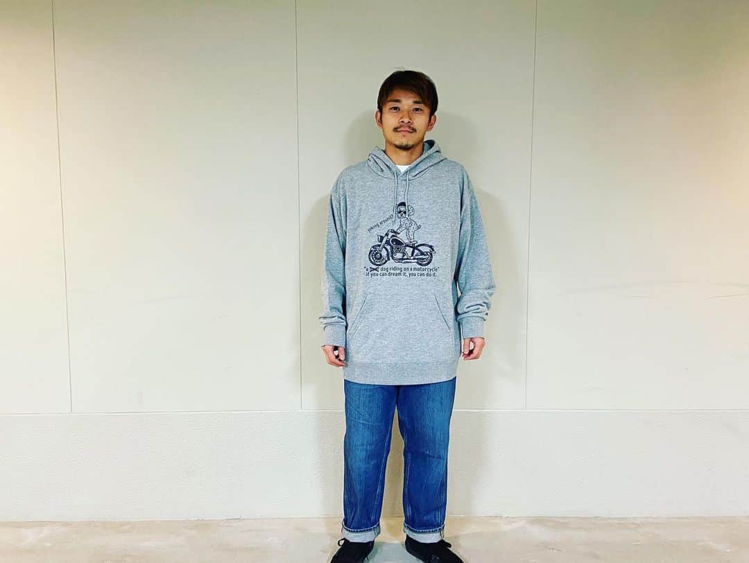阿部浩之さんのインスタグラム写真 - (阿部浩之Instagram)「. パーカーも欲しいとリクエストがあったので愛犬をモチーフに作ってみました🐶  アベチャンTシャツはありがたいことに即完売したのでみなさんパーカーもお早めに😎🙇‍♂️笑  ストーリーにURL載せまーす！  【イレブンアサイド ストア】で検索🔍 #11aside#イレブンアサイド #11asidestore#イレブンアサイドストア#阿部浩之#あべちゃん#アベチャン#名古屋グランパス#名古屋#grampus#サッカー#soccer#football#jリーグ#パーカー#グッズ#クリスマス#プレゼント」12月22日 18時42分 - abe_hiroyuki_official
