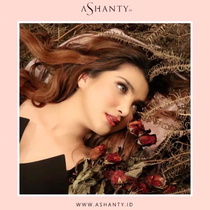 ASHANTY BEAUTY CREAM OFFICIALのインスタグラム：「Ladies pastikan kamu menikmati Special Promo Akhir Tahun dari Ashanty Beauty Cream. Hanya Rp 450.000,- kamu sudah bisa mendapatkan satu paket cream series 😍  Mau kulit wajah bebas kusam, jerawat dan tanda penuaan dini ? Kamu bisa gunakan Ashanty Beauty Cream sebagai cream perawatan wajahmu. Membantu menjaga dan memelihara kesehatan kulit, mencerahakan, melembutkan, mengatasi masalah jerawat, komedo, pori - pori besar, flek hitam dan kerutan. Ada 3 jenis cream series yang dapat kamu gunakan sesuai dengan kondisi dan kebutuhan kulit wajahmu, konsultasikan dengan admin kami melalui WA di nomor admin yang sudah tertera di Bio IG atau Caption ❤️  _________________________________ Informasi dan pemesanan : WA: 081293823950 WA: 085781140354 WA: 081287388885 WA: 087778489900 FAST RESPONS CLICK LINK yang ada di Bio IG @ashantyid  _________________________________ #creamwajag #beauty #cosmetics #brandlocal #skincare #skincarelocal #thehermansyah #beautyvlogger #beauty #kosmetikmahal #ashantyid #keluargaasix #ashantyhermansyah #mua」