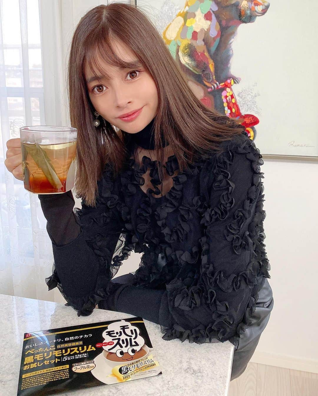 得あゆさんのインスタグラム写真 - (得あゆInstagram)「寒くておうちでHOTティー飲むのハマってる🍵☕️♡ ・ 美容健康茶を探してて結構前に飲んでて 載せた事あるんだけどまた飲み始めました🍵♡ すっごく飲みやすくておすすめです♡ ネーミングも好きなんだよね！もりもり♡ @morimori.n_official ・ ・ ・ ・ ・ ・ ・ ・ ・ ・ #pr#黒モリモリスリム#モリモリスリム#スッキリ#お茶#美容茶#美味しい#プーアル茶#ハーブティ#糖質制限#おうちごはん#おうちカフェ#おうち時間#おうち#ティータイム#美容#健康#女子力#ヘルシー#スタイル#ブラックコーデ#インスタ映え#カメラ女子#ナチュラルメイク#teatime#stayhome#hottea#herbaltea#winterfashion#japanesegirl」12月22日 18時51分 - tokuayu819