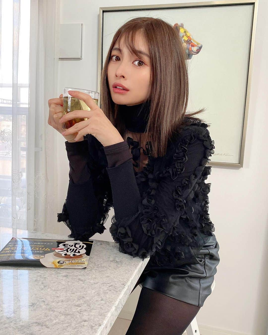 得あゆさんのインスタグラム写真 - (得あゆInstagram)「寒くておうちでHOTティー飲むのハマってる🍵☕️♡ ・ 美容健康茶を探してて結構前に飲んでて 載せた事あるんだけどまた飲み始めました🍵♡ すっごく飲みやすくておすすめです♡ ネーミングも好きなんだよね！もりもり♡ @morimori.n_official ・ ・ ・ ・ ・ ・ ・ ・ ・ ・ #pr#黒モリモリスリム#モリモリスリム#スッキリ#お茶#美容茶#美味しい#プーアル茶#ハーブティ#糖質制限#おうちごはん#おうちカフェ#おうち時間#おうち#ティータイム#美容#健康#女子力#ヘルシー#スタイル#ブラックコーデ#インスタ映え#カメラ女子#ナチュラルメイク#teatime#stayhome#hottea#herbaltea#winterfashion#japanesegirl」12月22日 18時51分 - tokuayu819