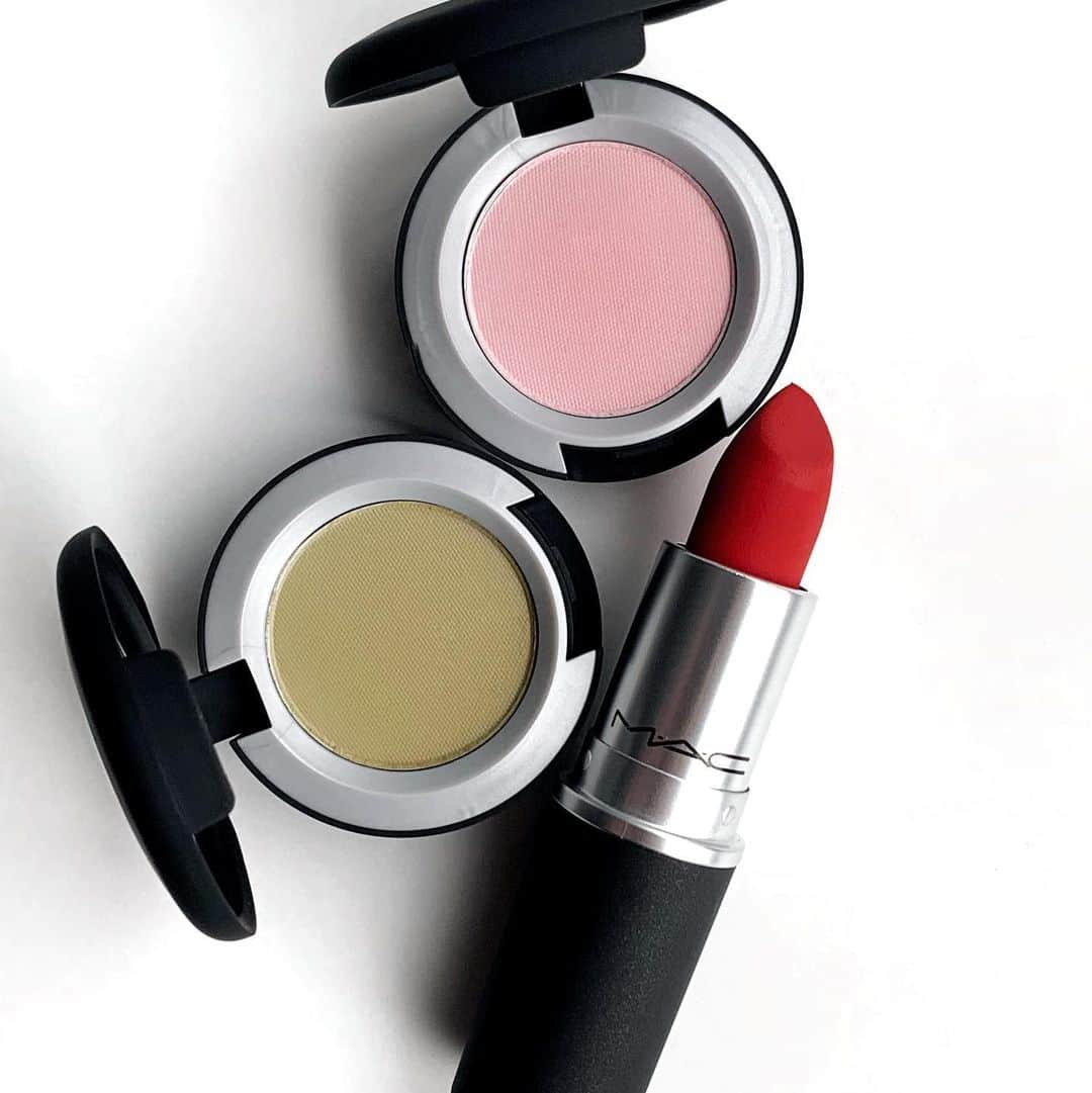 M∙A∙C Cosmetics Japanさんのインスタグラム写真 - (M∙A∙C Cosmetics JapanInstagram)「【本日公式オンライン先行発売】 パウダー キス アイシャドウ新色で春を先取り🌸💭 マスクの日々も、目もとにやわらかな存在感を✨ 使用製品は2枚目をチェック👉  ㅤ ＜使用製品＞ ＊EYES ☑︎パウダー キス アイシャドウ / パー スウェード ミー、フェルト キュート ＊LIPS ☑︎パウダー キス リップスティック / ユアー バギン, レディ  ㅤ 本日この後20:00～、パウダー キス アイシャドウの新色を徹底解剖！#MACインスタライブ を配信いたします📣 年内ラストのインスタライブを是非ご覧ください✨ with @mac_ryoko @masam1101   ㅤ *12/26(土) 全国発売 #MACPowderkiss #MACパウダーキス」12月22日 18時44分 - maccosmeticsjapan