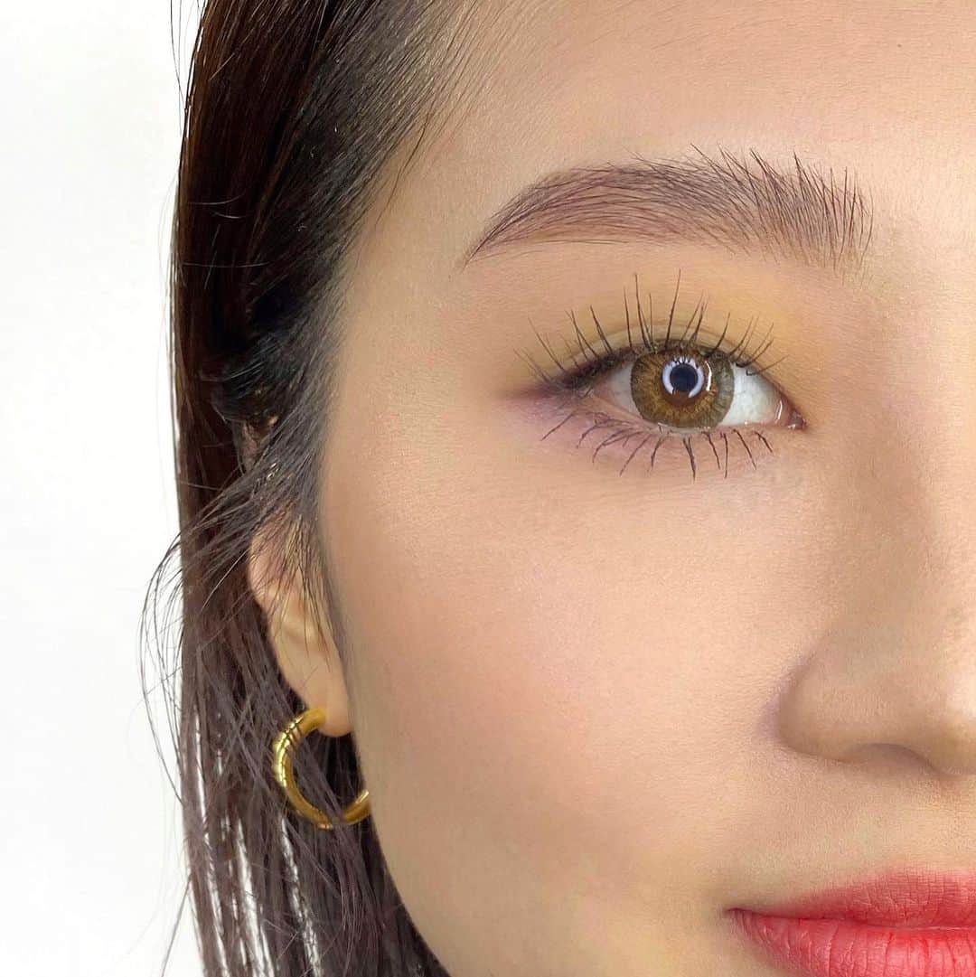 M∙A∙C Cosmetics Japanのインスタグラム：「【本日公式オンライン先行発売】 パウダー キス アイシャドウ新色で春を先取り🌸💭 マスクの日々も、目もとにやわらかな存在感を✨ 使用製品は2枚目をチェック👉  ㅤ ＜使用製品＞ ＊EYES ☑︎パウダー キス アイシャドウ / パー スウェード ミー、フェルト キュート ＊LIPS ☑︎パウダー キス リップスティック / ユアー バギン, レディ  ㅤ 本日この後20:00～、パウダー キス アイシャドウの新色を徹底解剖！#MACインスタライブ を配信いたします📣 年内ラストのインスタライブを是非ご覧ください✨ with @mac_ryoko @masam1101   ㅤ *12/26(土) 全国発売 #MACPowderkiss #MACパウダーキス」