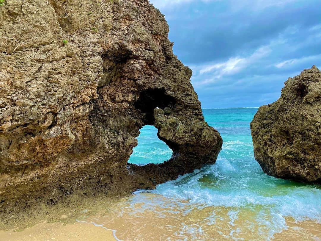 橋元優菜のインスタグラム：「. 池間島『ハートロック』 . . 宮古島の北端、池間島・イキヅービーチにある〝ハート岩〟を見て来ました❤️  干潮に近い時じゃないときれいなハートに見えないんだとか😳  ドラマ〝純と愛〟のロケ地にもなっていて、一緒に旅行に行った友達母娘がずっと行きたいと言っていた場所。  天気が微妙だったので心配してたけど、めちゃくちゃきれいにハートの形が見えました🥺  撮る角度と少しばかりのセンスは必須です📸 . . . . . #イキヅービーチ #池間島 #ハート岩 #ハートロック #ハートが好き #ハートのある写真 #ハートスポット #カップル旅行 #沖縄 #沖縄観光スポット #オススメ観光スポット #純と愛 #ロケ地 #ロケ地巡り #宮古島 #宮古島旅行 #最北端 #ハートに見える #hart #宮古島観光スポット #池間大橋 #ロマンチック #デートスポット #島旅 #島んちゅぬ宝 #かわいいものが好き #インスタ映えスポット #japantourism #okinawajapan」