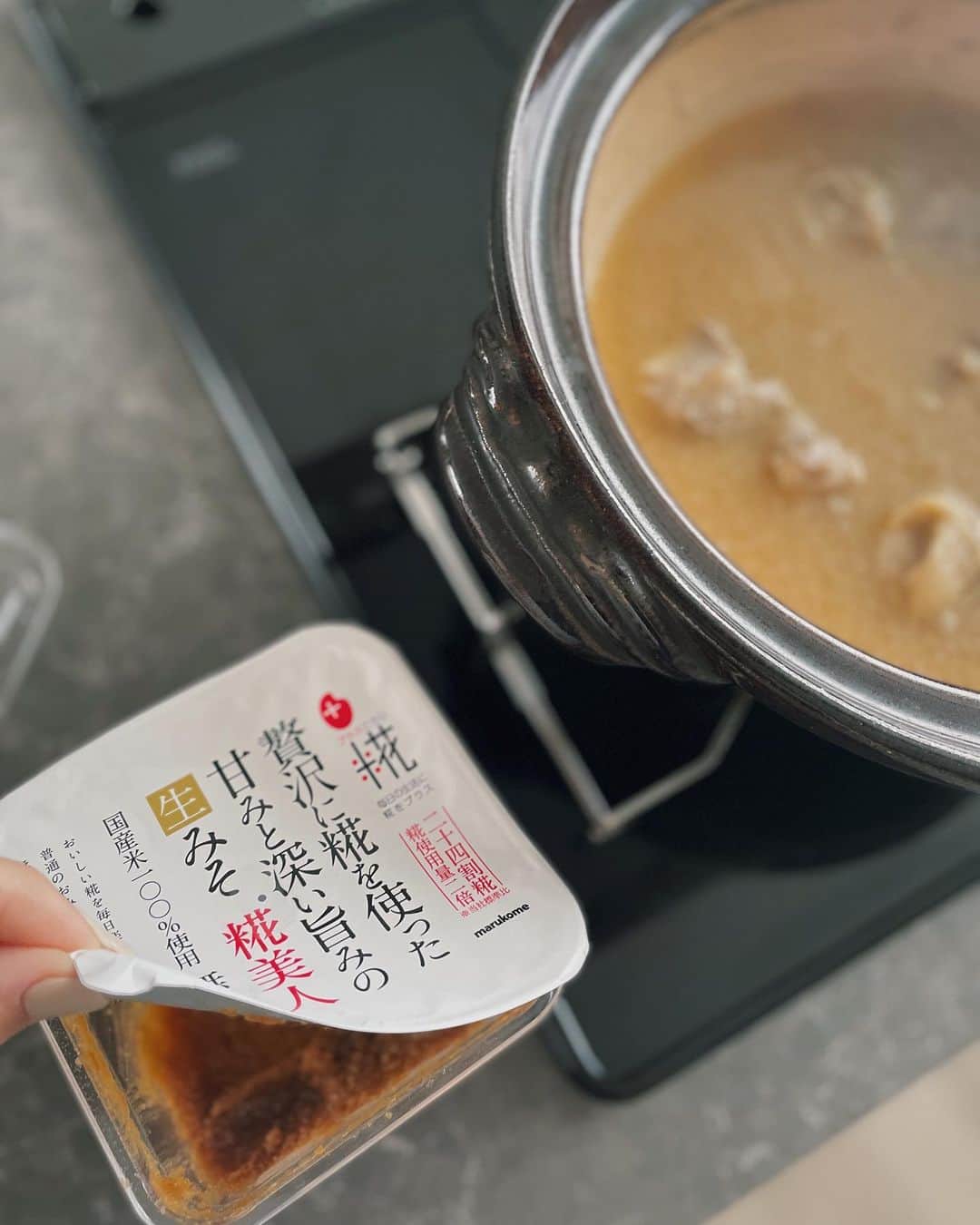原田沙奈子さんのインスタグラム写真 - (原田沙奈子Instagram)「土鍋でドーンと出した具沢山の味噌汁。 我が家の定番となった、ご飯のおだんごと鶏肉とごぼうを入れた秋田のだまこ鍋風の味噌汁。   作り置きしておいたものだから速攻でできたのが嬉しい。←年末で忙しい時期も手軽に1品増やせる◎  土鍋でなくてもレンジで温めて直接お椀に入れてすぐに食べられる！のも、楽で良い。   ご飯のおだんご（だまこもち）はお米を潰して丸めただけで子供にも人気。 サランラップでクルッとねじって丸くしたらそのまま冷凍庫入れて保存しても良いし☺️   ジップロックとマルコメが共同で作ったレシピはこちら。   ーーー ■糀美人のだまこみそ汁   ごはん・・200g 鶏もも肉・・1/2枚 ごぼう・・1/3本 せり（三つ葉）・・40g プラス糀 無添加 糀美人・・大さじ3  だし汁・・500cc   1 】だまこもちを作る。 温かいごはんをボウルに入れ、すりこぎなどでごはんの粒を半分ほどつぶす。10等分し、1つずつ「サランラップ」に包み、ぎゅっと握って丸く成形する。 2 】鶏もも肉は小さめの一口大に、ごぼうはささがきにする。 3 】鍋にだし汁を熱し、鶏もも肉とごぼうを加えて、双方に火が通るまで中火で3~4分煮る。「プラス糀 無添加 糀美人」をとき、ひと煮立ちしたら、火を止め、冷めるまでおく。 4 】3は「ジップロック スクリューロック (473ml)」2個に半量ずつ入れ、フタを閉めて冷蔵室で保存する。1は翌日までなら冷蔵室で、それ以上保存する場合は冷凍室で保存する。   ◯食べるときは だまこもち(冷凍保存した場合は電子レンジで解凍する) と、3cm長さに切ったせりを入れ、フタをずらしてのせ、「スクリューロック ®」1つあたり、600Wで約3分30秒加熱。温度ムラや突沸を防ぐため、途中で2~3回取り出し、箸でよくかき混ぜる。  ーーー   寒くなってきたから汁物をよく作るようになって、多めに作ったりするんだけど。 一晩くらい寝かせた2日目の方が好きだったりする。   一食分ずつ温められるスクリューロックはホント使える🙆‍♀️   #おうちごはん#おうちごとうち#郷土料理#だまこみそ汁#作り置き#簡単レシピ#スクリューロック#ジップロック#ziploc#pr#サナコ_お料理」12月22日 18時47分 - sanakoharada
