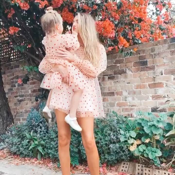 アリスマッコールのインスタグラム：「@notsomumsy in the Stardust Mini Dress and Poppy in our @cottononkids collaboration (available to shop at @cottononkids AU and NZ) 🌹#aliceMcCALL」