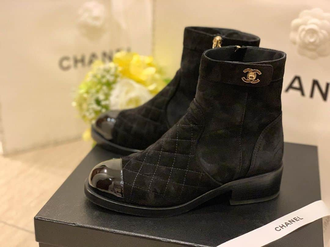 あやごるふのインスタグラム：「New in 👢💖﻿ ﻿ 今年の初めに購入した違うタイプのシャネルのブーツ、﻿ 引越しの時に間違えて捨ててしまったっぽい🥲﻿ ﻿ 新居で探したけど出てこなかった、、、﻿ ほんで要らないブーツ持ってきてた。﻿ ﻿ ﻿ やるよねぇぇぇぇ🔥🔥﻿ ﻿ ﻿ ﻿ ﻿ #シャネル #CHANEL #シャネルブーツ #chanelboots #chanelshoes #ブーツ #boots #style #シューズ #instafashion #shortboots #fashionista #coco #cocomark #select #ginza #銀座 #東京 #fashion #tokyo #ootd」