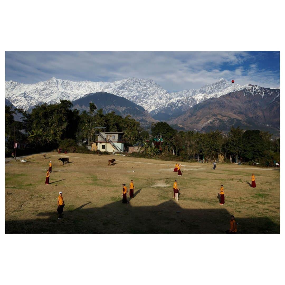 Magnum Photosさんのインスタグラム写真 - (Magnum PhotosInstagram)「"To get off the bus after a long road trip and have the sun shining on a team of monks playing cricket, with the ice capped mountains of the Himalayas as a backdrop, it just doesn’t get much better than that" - Trent Parke (@chillioctopus)⁠ .⁠ In an interview on Magnum, Parke  describes cricket's pivotal place in Indian popular culture, his doubts about returning to the nation to work, and a new book project that has sprung from the images he made from the windows of moving cars as he criss-crossed the country.⁠ .⁠ Read more at the link in bio.⁠ .⁠ PHOTO: Monks playing cricket with Dhauladhar mountains in the background. Dharamshala. India. 2020.⁠ .⁠ © Trent Parke (@chillioctopus) /#MagnumPhotos」12月22日 19時01分 - magnumphotos