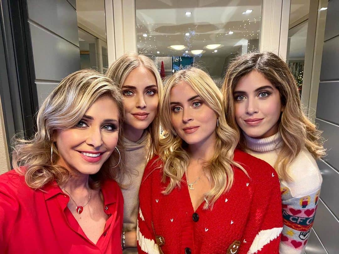 キアラ・フェラーニさんのインスタグラム写真 - (キアラ・フェラーニInstagram)「Family 💖 @marinadiguardo @fraferragni @valentinaferragni 😍」12月22日 18時53分 - chiaraferragni