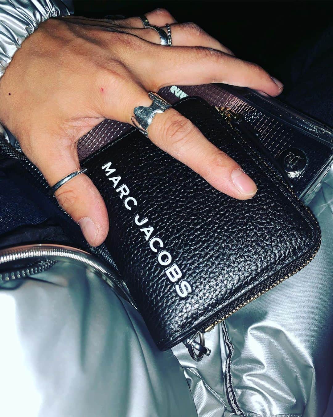 奈良裕也さんのインスタグラム写真 - (奈良裕也Instagram)「自分へのクリスマスギフトはMARCのお財布🎄🖤 サイズもシンプルさもお気に入り🖤💋 カーディガンもMARCだよん✨ @themarcjacobs @marcjacobs  #THEMARCJACOBS」12月22日 18時54分 - yuyanara
