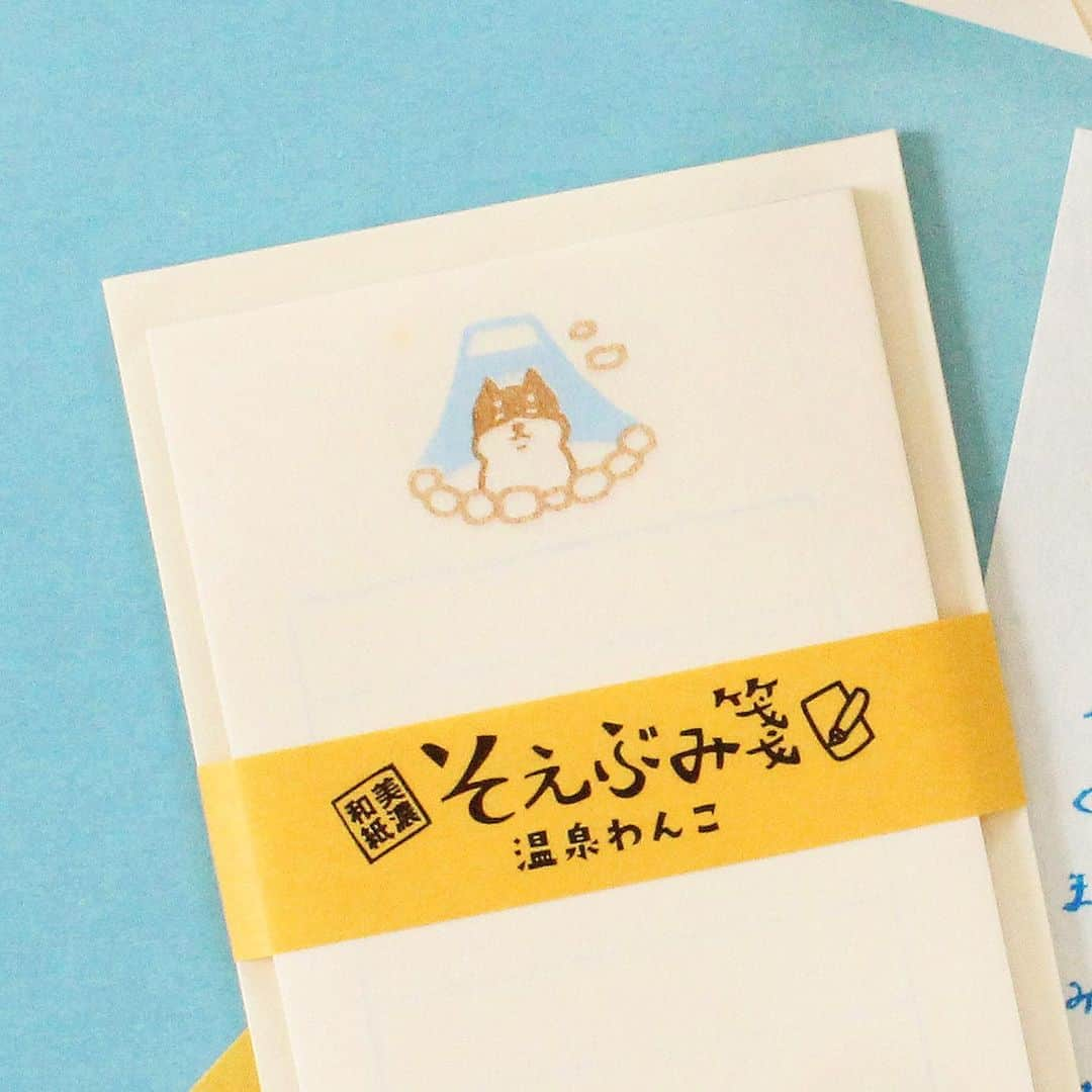 古川紙工株式会社さんのインスタグラム写真 - (古川紙工株式会社Instagram)「こんばんは🌛✨﻿ 毎日凍える寒さが続きますね😵❄️ こんな時は、あったかそうなワンコ🐶を見て温まりましょう🌞  ぬくぬくに着込んだワンコのフレークシールと、 温泉につかるしば犬のそえぶみ箋♨️  あったかそうにしているものって癒されますねえ〜〜☺️💕  ﻿今年も残りわずか！みなさまもあったかくして、健康に年を越しましょう❣️  @furukawashiko #古川紙工 #古川紙工沼 #私の古川紙工2020 #手紙 #文房具好き #紙もの #紙もの好き  #美濃和紙 #文具 #文具好き #文具好きな人と繋がりたい #美濃市 #フレークシール #シール沼 #シール集め #シール大好き #furukawashiko #letters #stationery #washi #minowashi #いぬすたぐらむ #犬のいる暮らし #いぬのいる暮らし #いぬのきもち」12月22日 18時57分 - furukawashiko