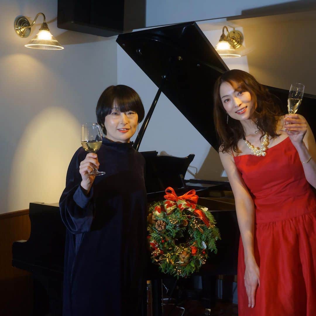 松本英子のインスタグラム：「マンスリー配信ライブ🎤 Happy  X'mas✨✨✨  "with"🥂 Eiko Matsumoto🎄  アーカイブ視聴は明日の22:00までとなります😉  チケット🎫はこちらから❣️ streaming.zaiko.io/_item/332374」