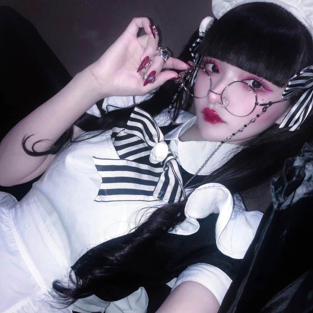 美宝女のインスタグラム：「♡美宝女紹介♡ 輝夜　さん🖤 👁‍🗨【@vampiremaid_en】  コスプレなどゴシックな世界観が素敵なお方♟🖤 ・ ・ 輝夜　さん【@vampiremaid_en】さんのアカウントには他にも素敵な投稿が沢山ありますので是非覗いてみて下さい❣️💄 ・ ・ 掲載ご希望な方は✔️ ▷@bi.ho.jo をタグ付け& #bihojo or #ビホジョ をお願い致します🙏💞 御質問はメッセージから承っております💌お気軽に御連絡下さい📭 ・ ・ 👁‍🗨男性メディアサイト👁‍🗨 【@fighissimo.jp】も是非ともご覧になってください！ ・ ・ #ビホジョ #美宝女 #bihojo #ファッション #インスタグラビア #ファッションコーデ #おしゃれさんと繋がりたい #お洒落さんと繋がりたい #コーディネート #ファッション好き #コーデ #今日のコーデ #ファッションスナップ #ファッションモデル #ファッション小物 #おしゃれ #ファッションアイテム #モデル #美女 #インフルエンサーマーケティング #ファッション好きな人と繋がりたい #ファインダー越しの私の世界 #可愛い子と繋がりたい#ファッション部 #イラスト #ファッション大好き #いいね返し #ファッションショー #インフルエンサー #可愛い」
