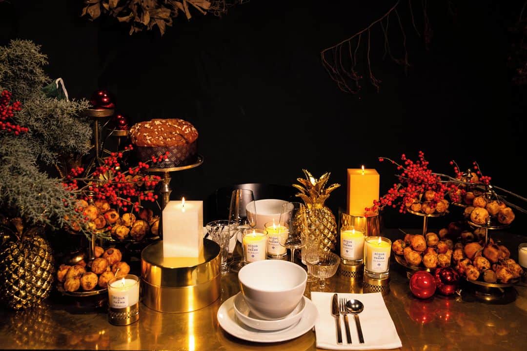 アクアディパルマさんのインスタグラム写真 - (アクアディパルマInstagram)「@rosalbapiccinni  goes for exquisite elegance table with striking gold and black contrast with candle flickers to highlight the season's red fruits and berries.⁣ @potafiori⁣ #holidaydecorinspiration⁣ .⁣ #acquadiparma #holidayseason #holiday」12月22日 19時00分 - acquadiparma