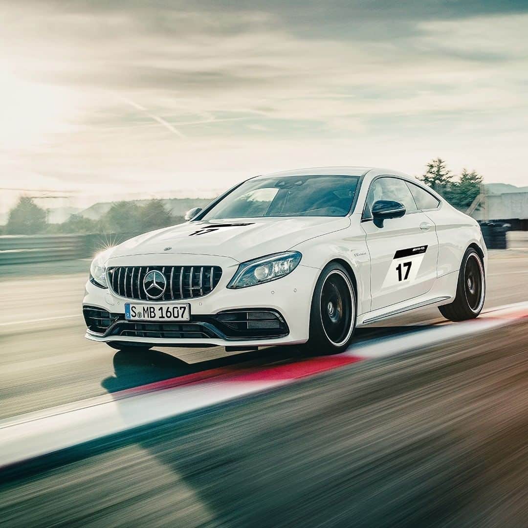 Mercedes AMGさんのインスタグラム写真 - (Mercedes AMGInstagram)「Are you looking for an exclusive last-minute gift? Every #AMGexperience guarantees unforgettable memories for you and your loved ones. Reserve today and learn how to conquer the asphalt on Europe's world-famous racetracks. amg4.me/Experiences_04  #MercedesAMG #WorldsFastestFamily #AMGracetracktrainings  #drivingperformance」12月22日 19時00分 - mercedesamg