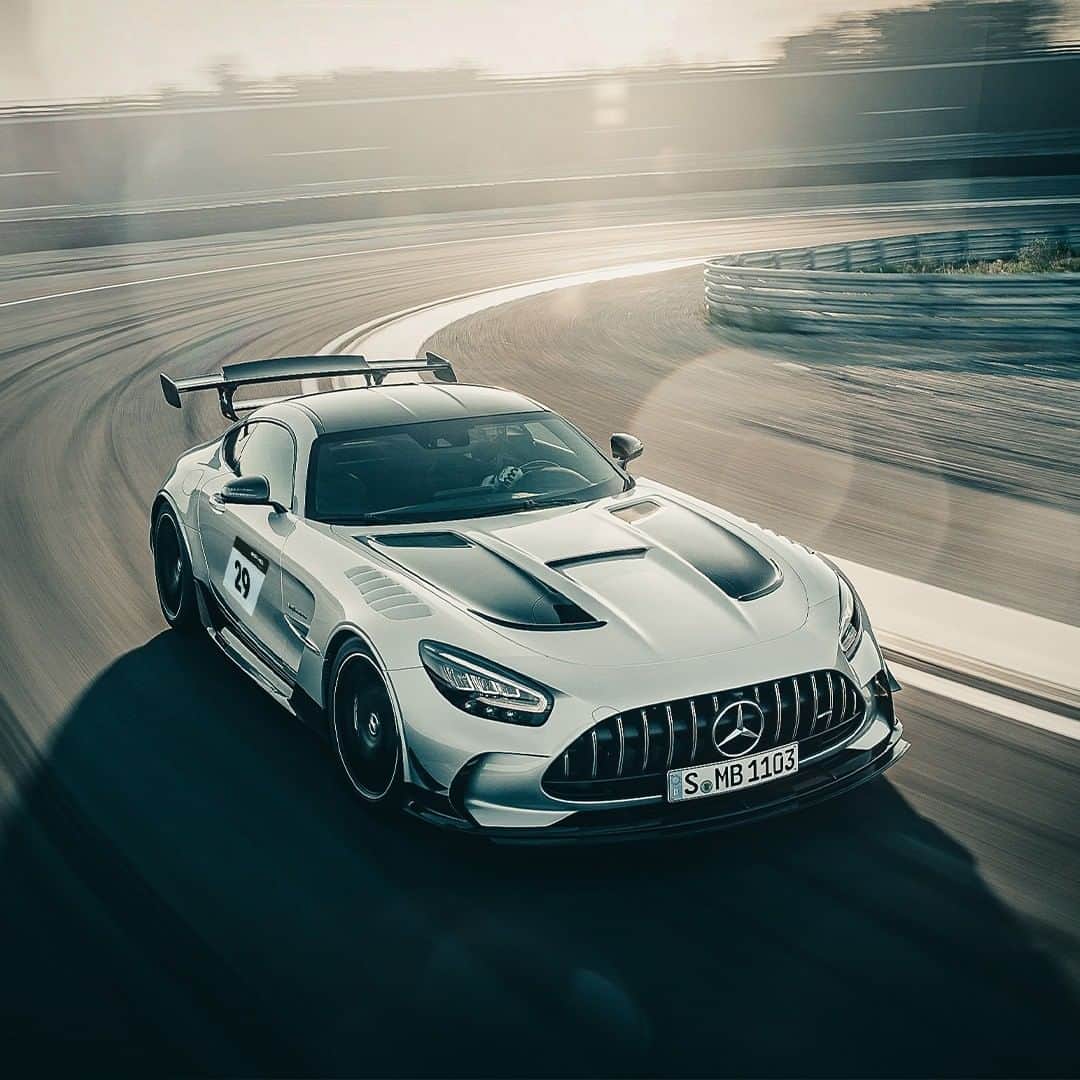 Mercedes AMGさんのインスタグラム写真 - (Mercedes AMGInstagram)「Are you looking for an exclusive last-minute gift? Every #AMGexperience guarantees unforgettable memories for you and your loved ones. Reserve today and learn how to conquer the asphalt on Europe's world-famous racetracks. amg4.me/Experiences_04  #MercedesAMG #WorldsFastestFamily #AMGracetracktrainings  #drivingperformance」12月22日 19時00分 - mercedesamg