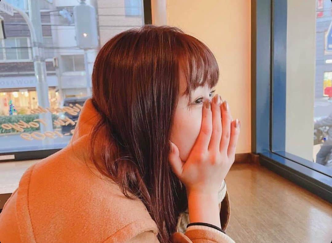 のインスタグラム：「最近寒いですね、 . 誰かあっためてくれえええええ！！！🥲 . そんなこんなで髪の毛染めたのです☺︎ わかりにくいかな？？ 念願のピンクです❤︎❤︎ . いつもありがとうございます☺︎」