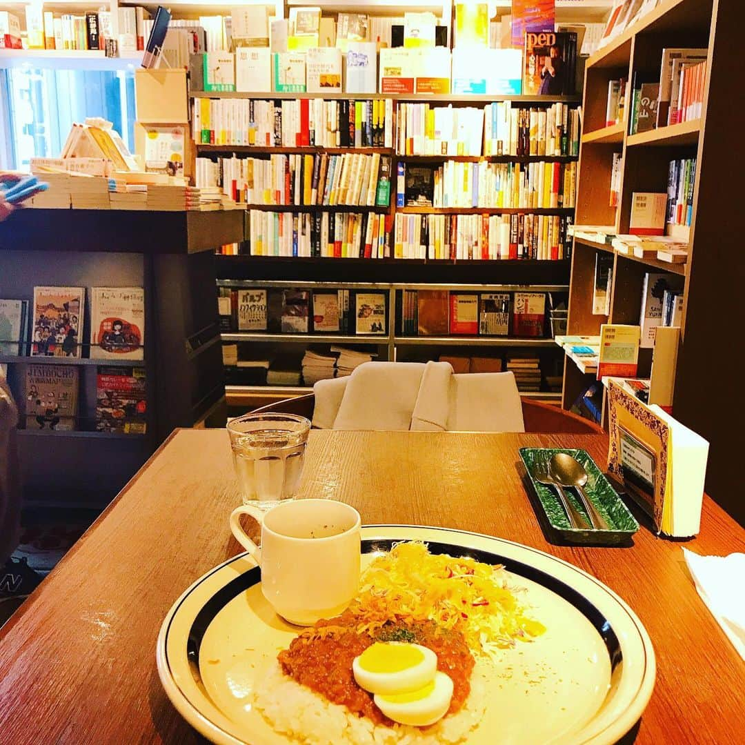 福田葉子さんのインスタグラム写真 - (福田葉子Instagram)「キーマカレーの良さに気付いたのはつい最近のこと。ほんとうに疲れた時、ガチなカレーちょっとキツイなと感じる、そんな日でもキーマカレーは優しい。岩波カフェこと神保町ブックセンターで遅いランチ。 #curry #lunch #yummy #foodie #キーマカレー　#神保町ランチ　#神保町ブックセンター　#おいしい　#優しい味」12月22日 19時03分 - yoyoyokoko