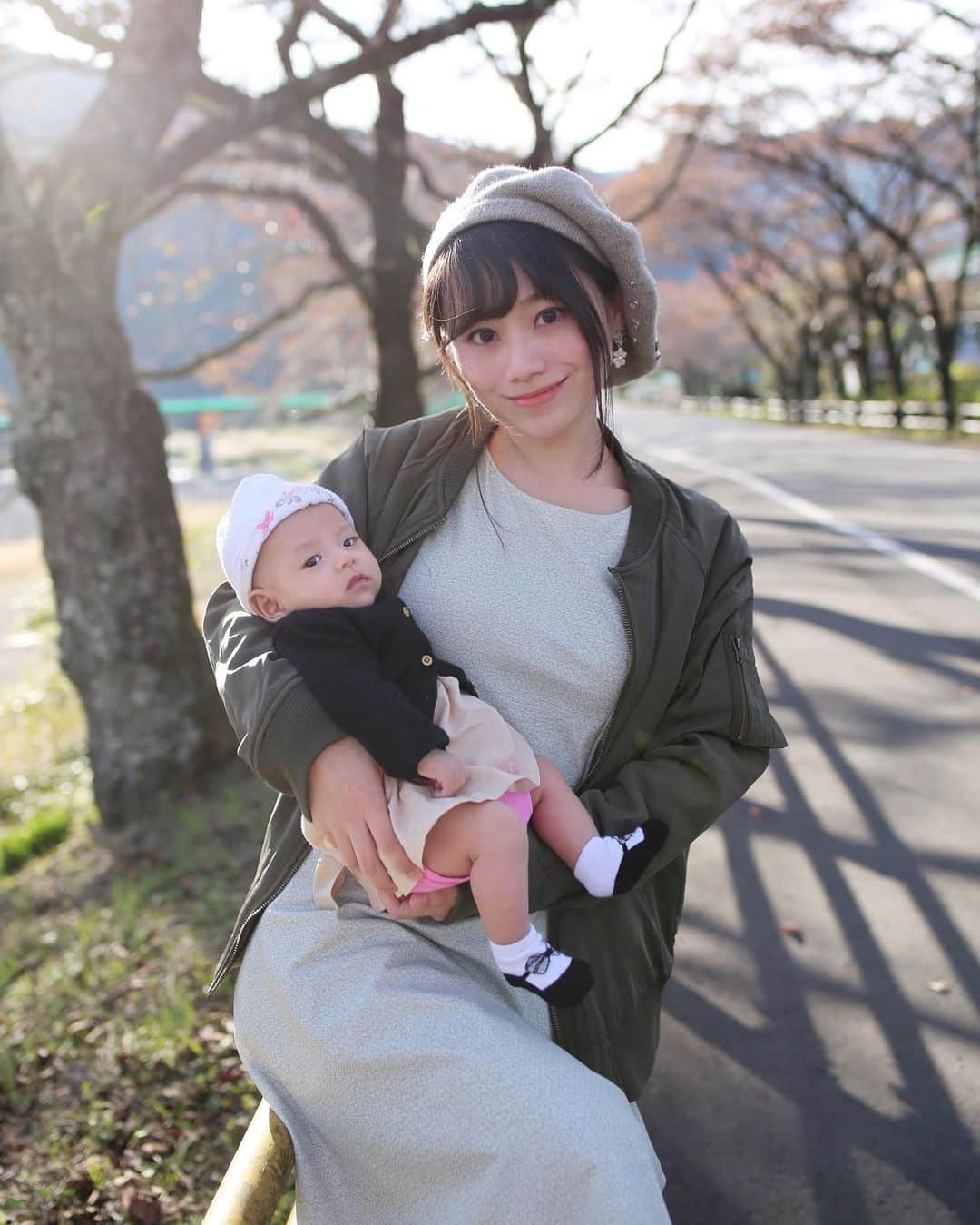 amiさんのインスタグラム写真 - (amiInstagram)「． Two shot with my daughter  ． 先日の娘との2ショット♡ カメラ目線もらいました〜👼💕  頭ツルツルで寒そうだから 外に出る時は帽子必須ね😂笑  息子も髪の毛がフサフサになるの 遅かったから、娘もまだまだだな👶🌿  ． ママのカラコンは @pia_contact さんのだよ🐰❤️  自然なお色で発色も良いし お気に入り〜❤️  ． #feliamo#フェリアモ#カラコン#feliamo_pr #親子#娘#赤ちゃんのいる生活#ベイビー#親子コーディネート#女の子ママ#娘が大好き」12月22日 19時04分 - amikuma1219