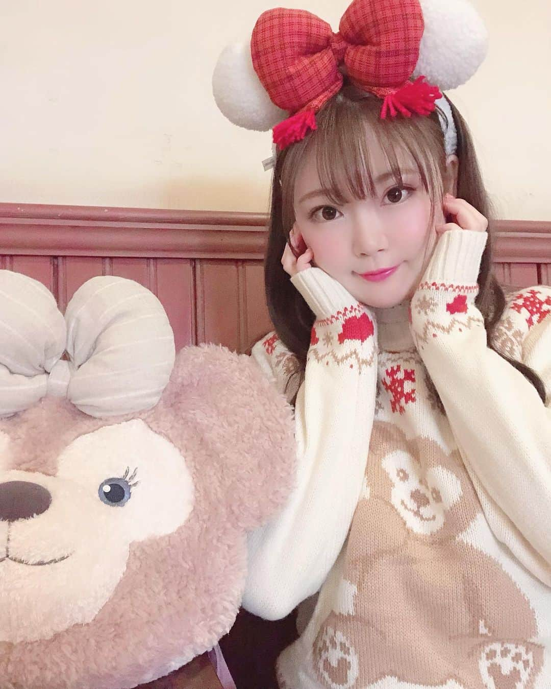 瑞咲まみのインスタグラム：「🧸❤️  萌え袖大好き〜🎀💕  ダッフィーセーターも しっかり萌え袖にできる袖丈が有難い😇❣️  . . #ダッフィーセーター #クリスマスディズニー #萌え袖」